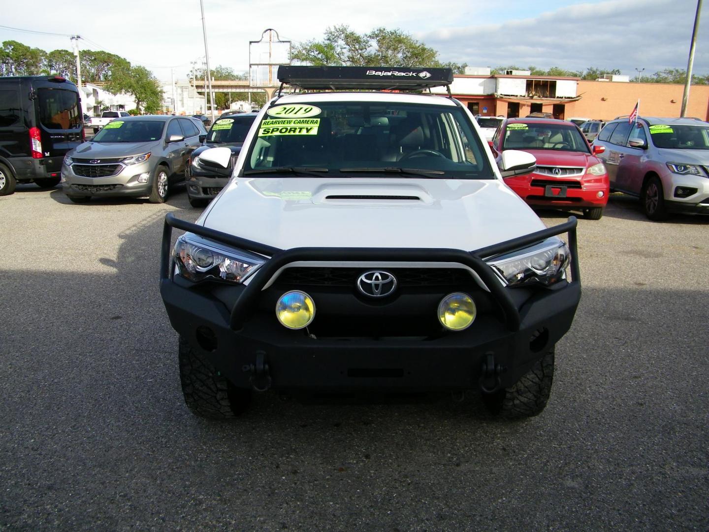 2019 White /Black Toyota 4Runner SR5 4WD (JTEBU5JR5K5) with an 4.0L V6 DOHC 24V engine, 5A transmission, located at 4000 Bee Ridge Road, Sarasota, FL, 34233, (941) 926-0300, 27.298664, -82.489151 - Photo#0