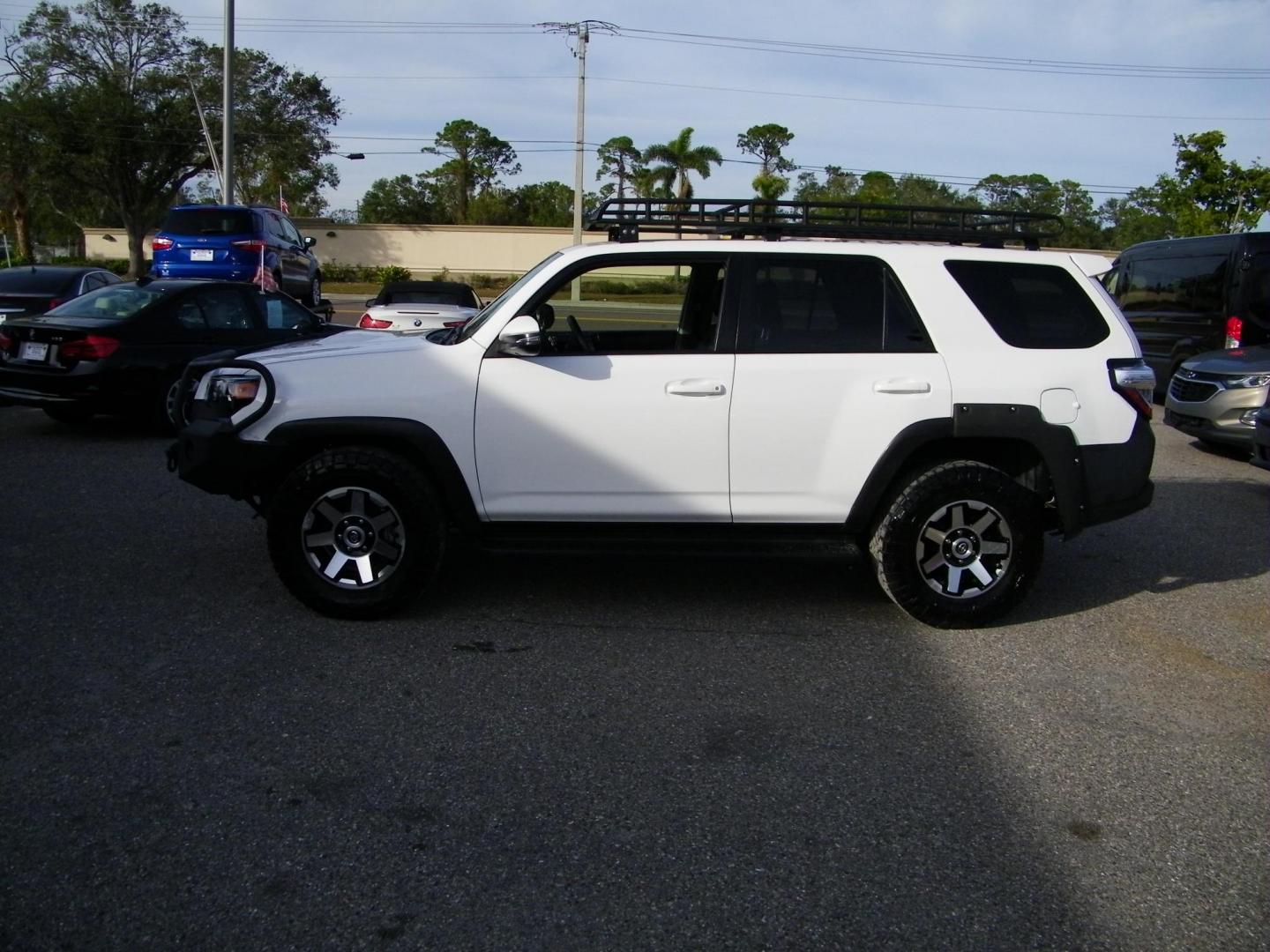 2019 White /Black Toyota 4Runner SR5 4WD (JTEBU5JR5K5) with an 4.0L V6 DOHC 24V engine, 5A transmission, located at 4000 Bee Ridge Road, Sarasota, FL, 34233, (941) 926-0300, 27.298664, -82.489151 - Photo#1