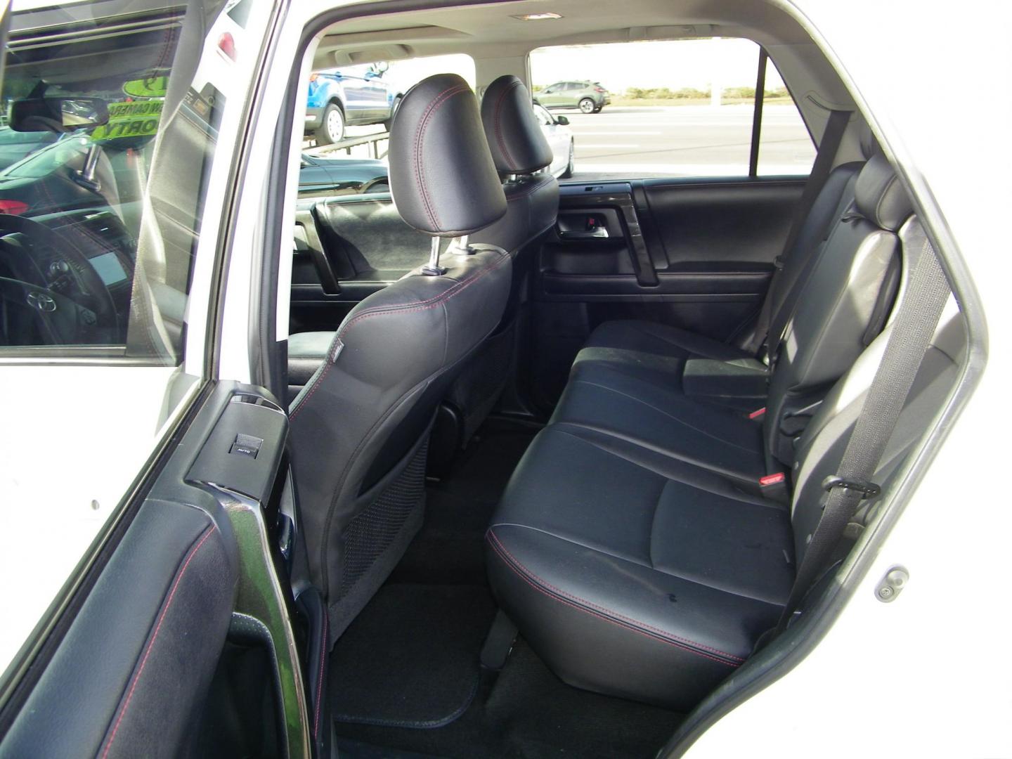 2019 White /Black Toyota 4Runner SR5 4WD (JTEBU5JR5K5) with an 4.0L V6 DOHC 24V engine, 5A transmission, located at 4000 Bee Ridge Road, Sarasota, FL, 34233, (941) 926-0300, 27.298664, -82.489151 - Photo#10