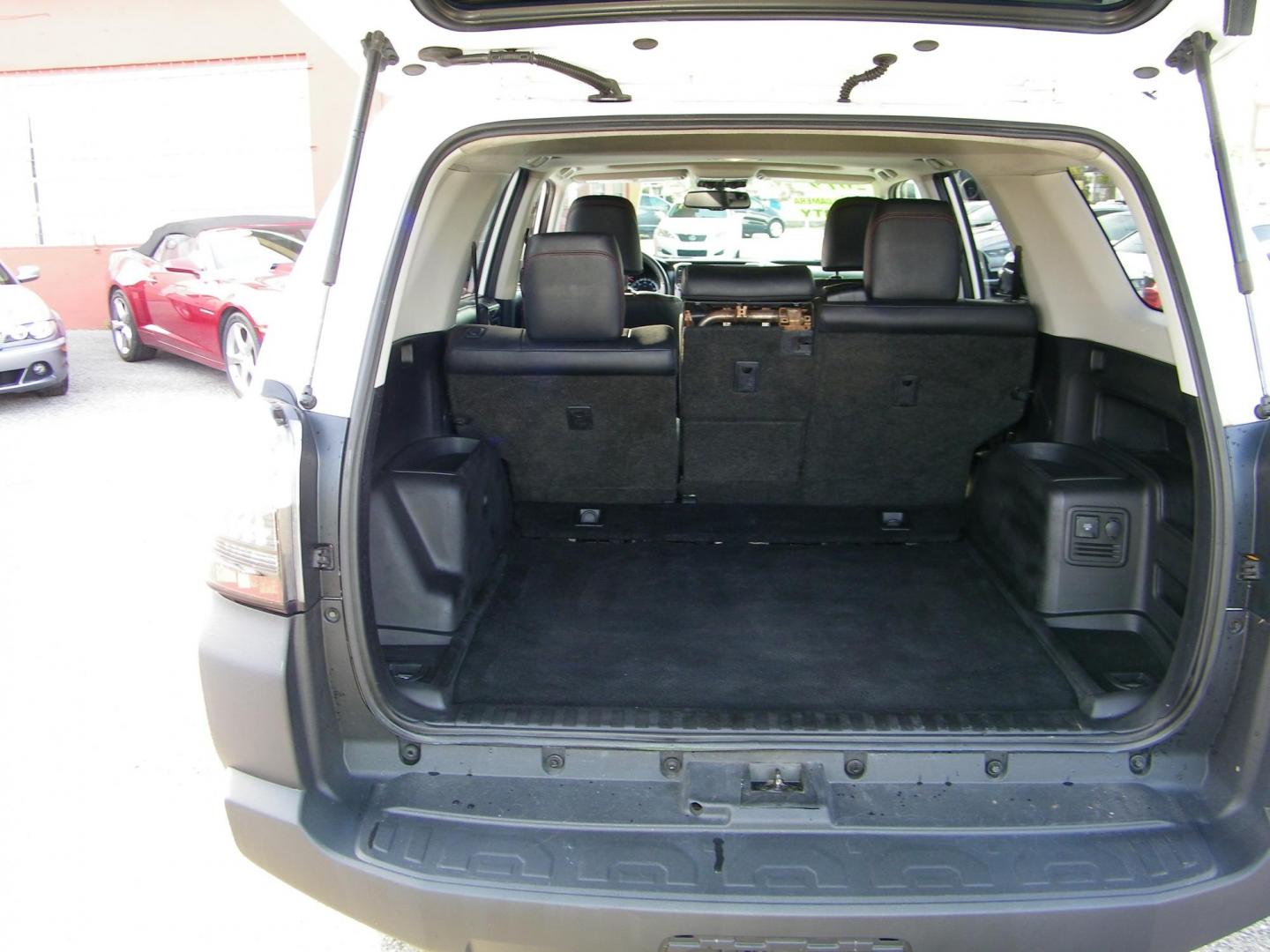 2019 White /Black Toyota 4Runner SR5 4WD (JTEBU5JR5K5) with an 4.0L V6 DOHC 24V engine, 5A transmission, located at 4000 Bee Ridge Road, Sarasota, FL, 34233, (941) 926-0300, 27.298664, -82.489151 - Photo#11