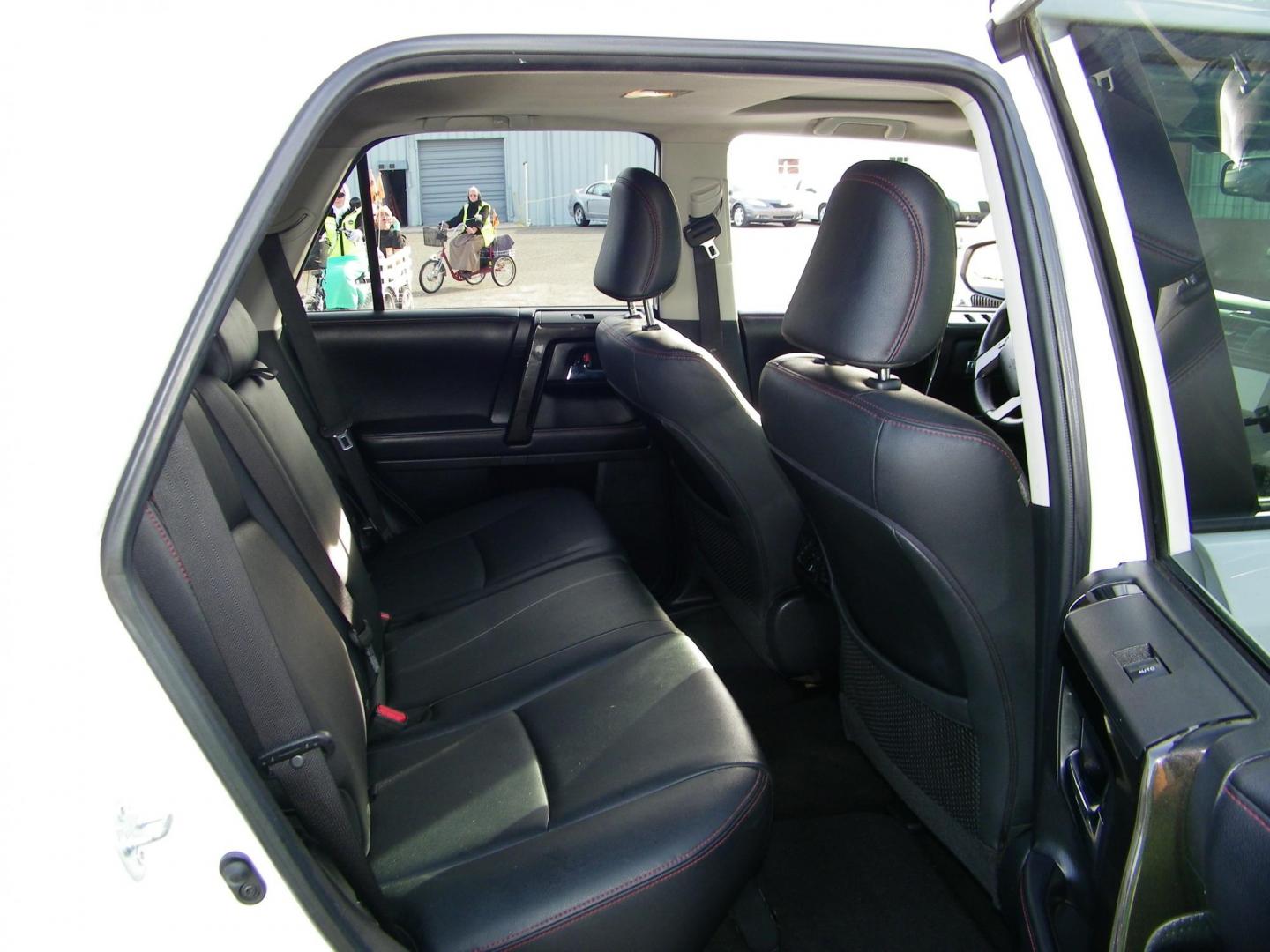 2019 White /Black Toyota 4Runner SR5 4WD (JTEBU5JR5K5) with an 4.0L V6 DOHC 24V engine, 5A transmission, located at 4000 Bee Ridge Road, Sarasota, FL, 34233, (941) 926-0300, 27.298664, -82.489151 - Photo#12