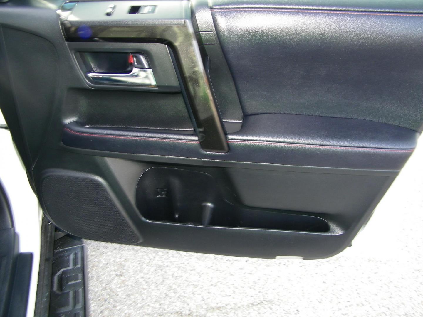 2019 White /Black Toyota 4Runner SR5 4WD (JTEBU5JR5K5) with an 4.0L V6 DOHC 24V engine, 5A transmission, located at 4000 Bee Ridge Road, Sarasota, FL, 34233, (941) 926-0300, 27.298664, -82.489151 - Photo#13