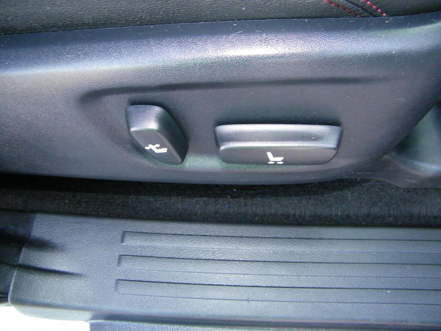 2019 White /Black Toyota 4Runner SR5 4WD (JTEBU5JR5K5) with an 4.0L V6 DOHC 24V engine, 5A transmission, located at 4000 Bee Ridge Road, Sarasota, FL, 34233, (941) 926-0300, 27.298664, -82.489151 - Photo#14