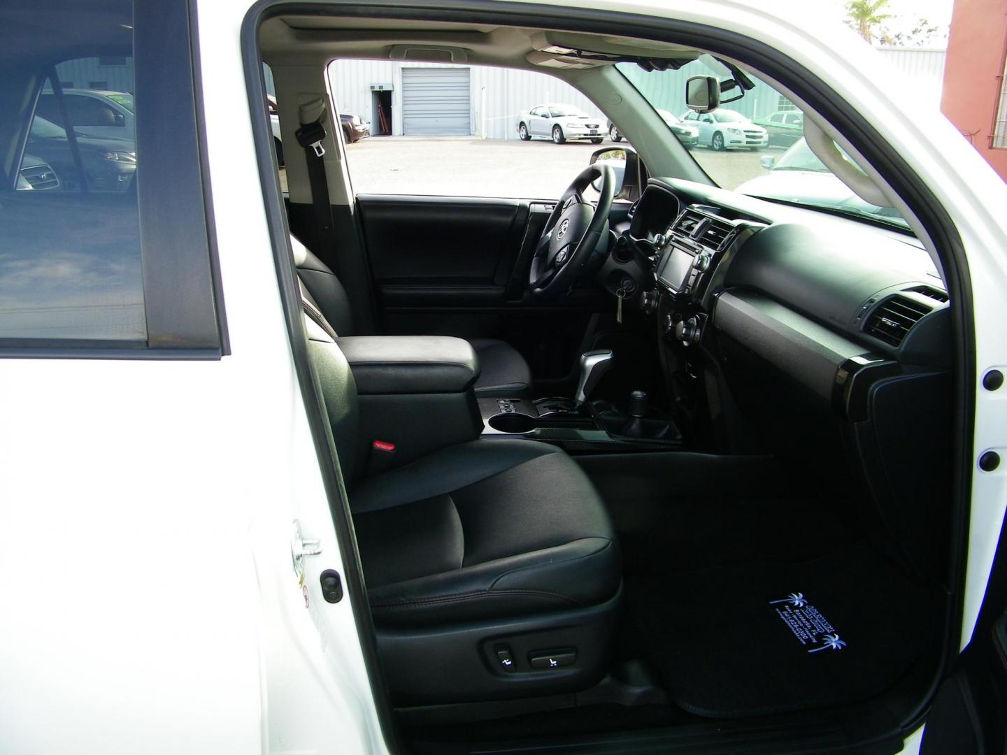 2019 White /Black Toyota 4Runner SR5 4WD (JTEBU5JR5K5) with an 4.0L V6 DOHC 24V engine, 5A transmission, located at 4000 Bee Ridge Road, Sarasota, FL, 34233, (941) 926-0300, 27.298664, -82.489151 - Photo#15