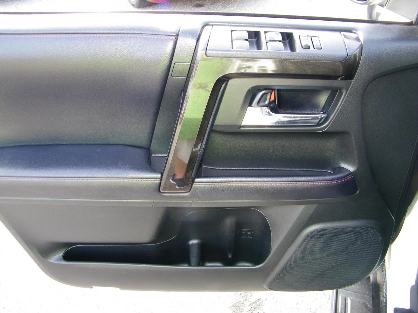 2019 White /Black Toyota 4Runner SR5 4WD (JTEBU5JR5K5) with an 4.0L V6 DOHC 24V engine, 5A transmission, located at 4000 Bee Ridge Road, Sarasota, FL, 34233, (941) 926-0300, 27.298664, -82.489151 - Photo#16