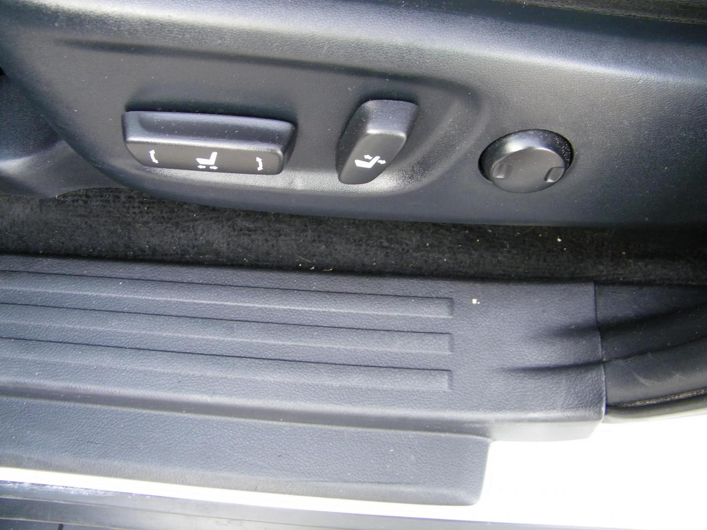 2019 White /Black Toyota 4Runner SR5 4WD (JTEBU5JR5K5) with an 4.0L V6 DOHC 24V engine, 5A transmission, located at 4000 Bee Ridge Road, Sarasota, FL, 34233, (941) 926-0300, 27.298664, -82.489151 - Photo#17