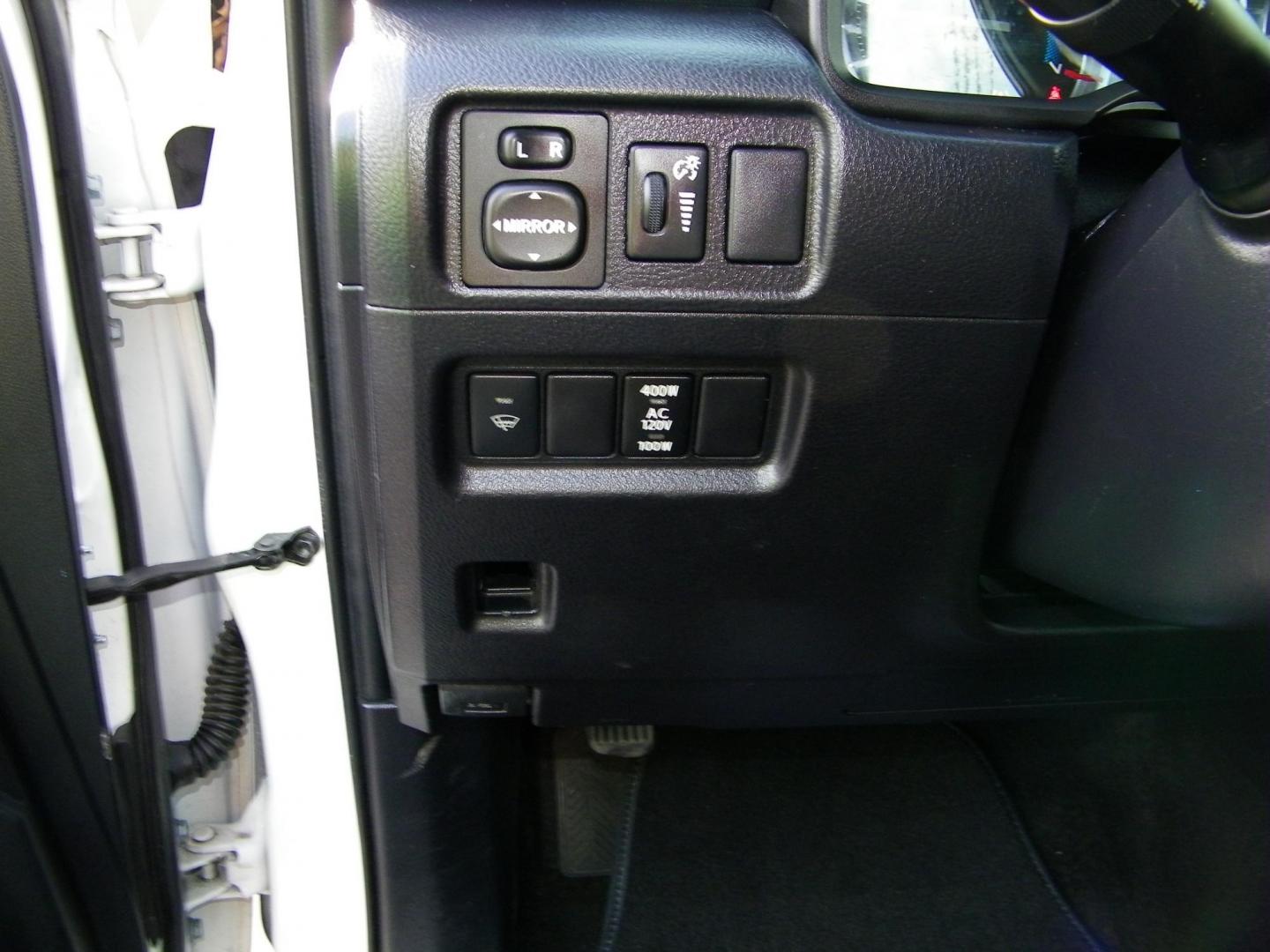 2019 White /Black Toyota 4Runner SR5 4WD (JTEBU5JR5K5) with an 4.0L V6 DOHC 24V engine, 5A transmission, located at 4000 Bee Ridge Road, Sarasota, FL, 34233, (941) 926-0300, 27.298664, -82.489151 - Photo#18