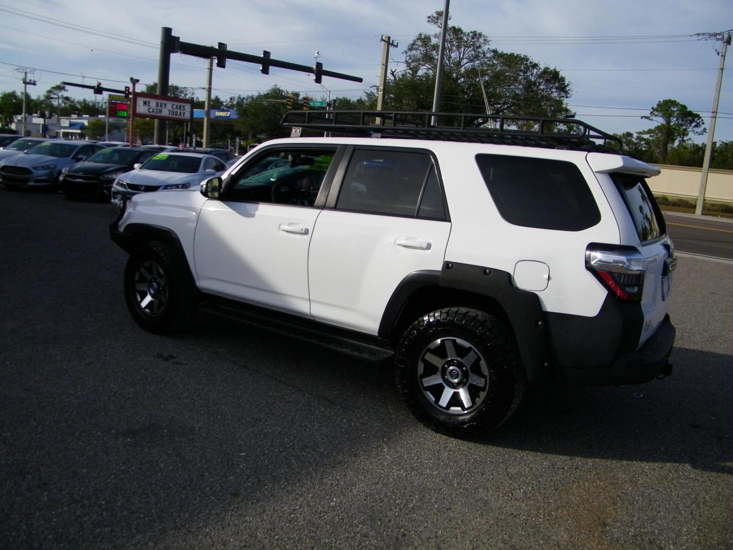2019 White /Black Toyota 4Runner SR5 4WD (JTEBU5JR5K5) with an 4.0L V6 DOHC 24V engine, 5A transmission, located at 4000 Bee Ridge Road, Sarasota, FL, 34233, (941) 926-0300, 27.298664, -82.489151 - Photo#2