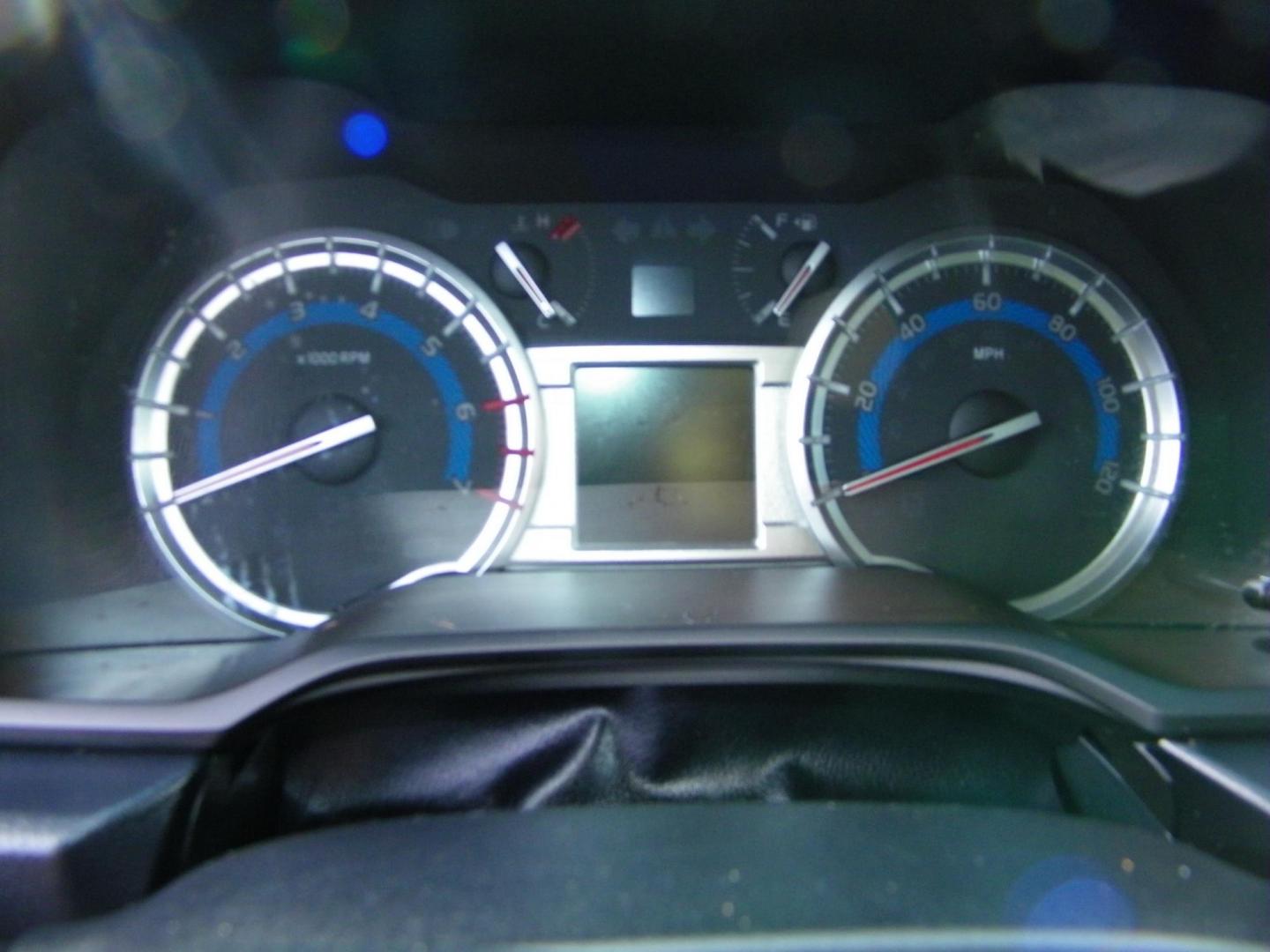 2019 White /Black Toyota 4Runner SR5 4WD (JTEBU5JR5K5) with an 4.0L V6 DOHC 24V engine, 5A transmission, located at 4000 Bee Ridge Road, Sarasota, FL, 34233, (941) 926-0300, 27.298664, -82.489151 - Photo#23