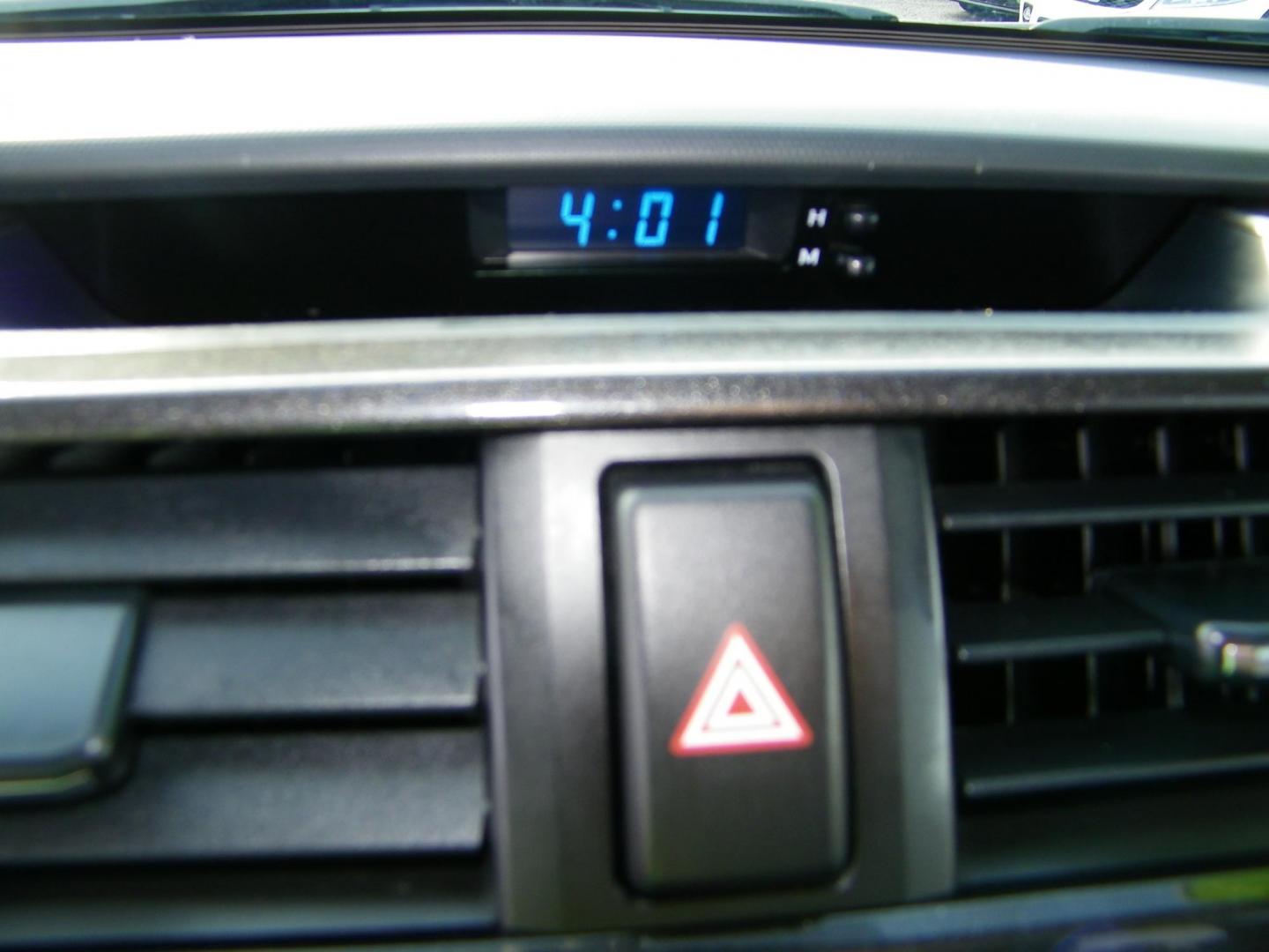 2019 White /Black Toyota 4Runner SR5 4WD (JTEBU5JR5K5) with an 4.0L V6 DOHC 24V engine, 5A transmission, located at 4000 Bee Ridge Road, Sarasota, FL, 34233, (941) 926-0300, 27.298664, -82.489151 - Photo#24