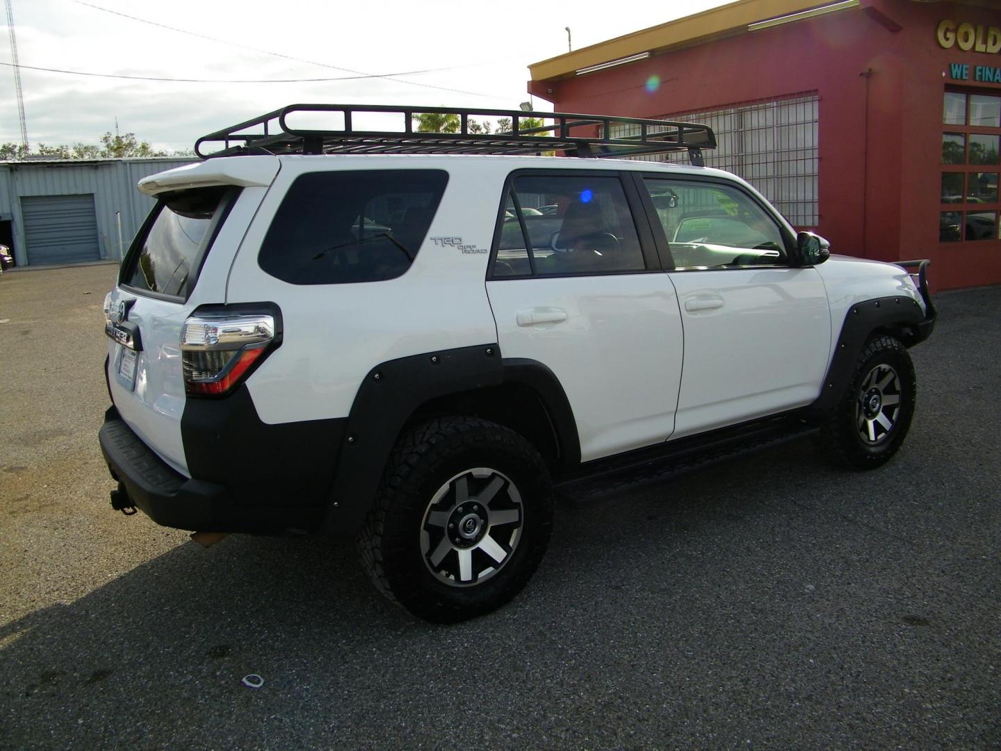 2019 White /Black Toyota 4Runner SR5 4WD (JTEBU5JR5K5) with an 4.0L V6 DOHC 24V engine, 5A transmission, located at 4000 Bee Ridge Road, Sarasota, FL, 34233, (941) 926-0300, 27.298664, -82.489151 - Photo#4