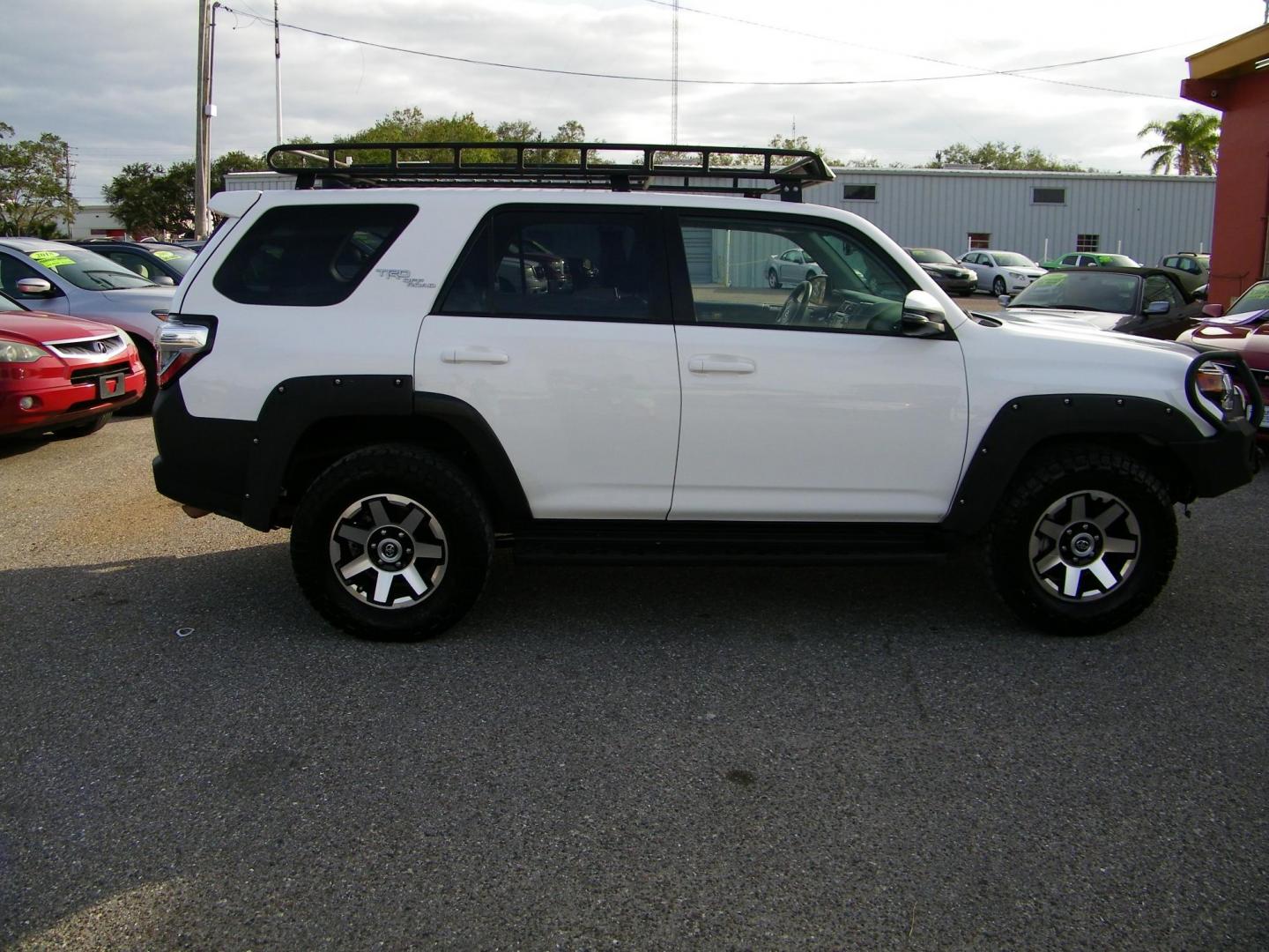 2019 White /Black Toyota 4Runner SR5 4WD (JTEBU5JR5K5) with an 4.0L V6 DOHC 24V engine, 5A transmission, located at 4000 Bee Ridge Road, Sarasota, FL, 34233, (941) 926-0300, 27.298664, -82.489151 - Photo#5