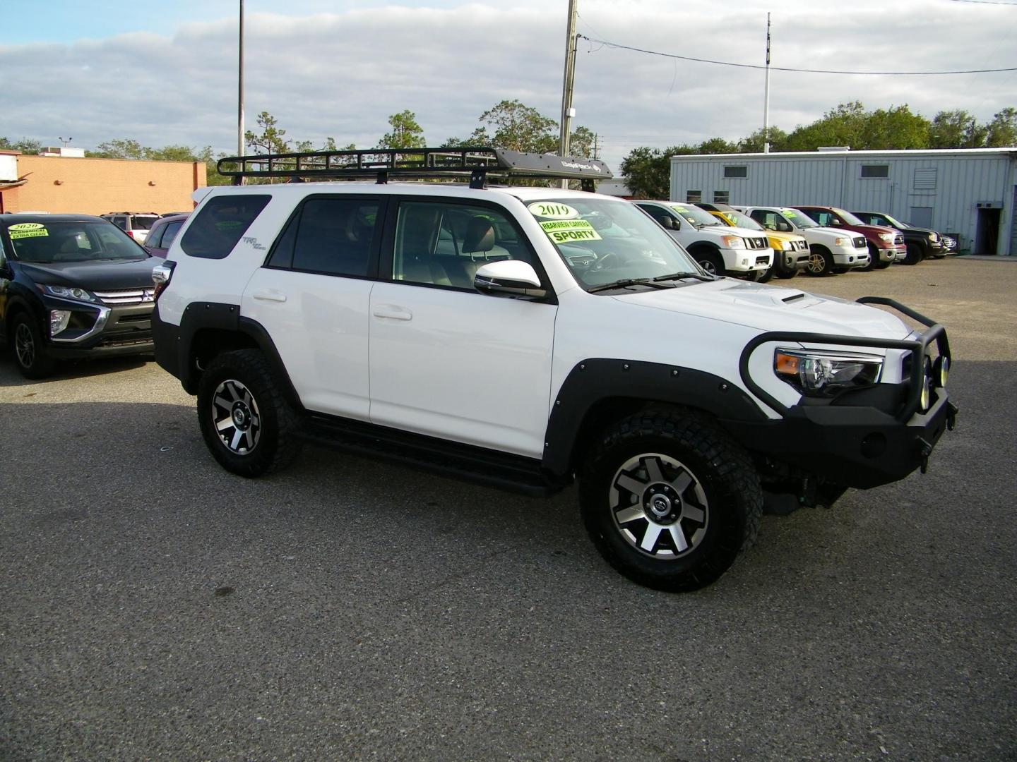 2019 White /Black Toyota 4Runner SR5 4WD (JTEBU5JR5K5) with an 4.0L V6 DOHC 24V engine, 5A transmission, located at 4000 Bee Ridge Road, Sarasota, FL, 34233, (941) 926-0300, 27.298664, -82.489151 - Photo#6