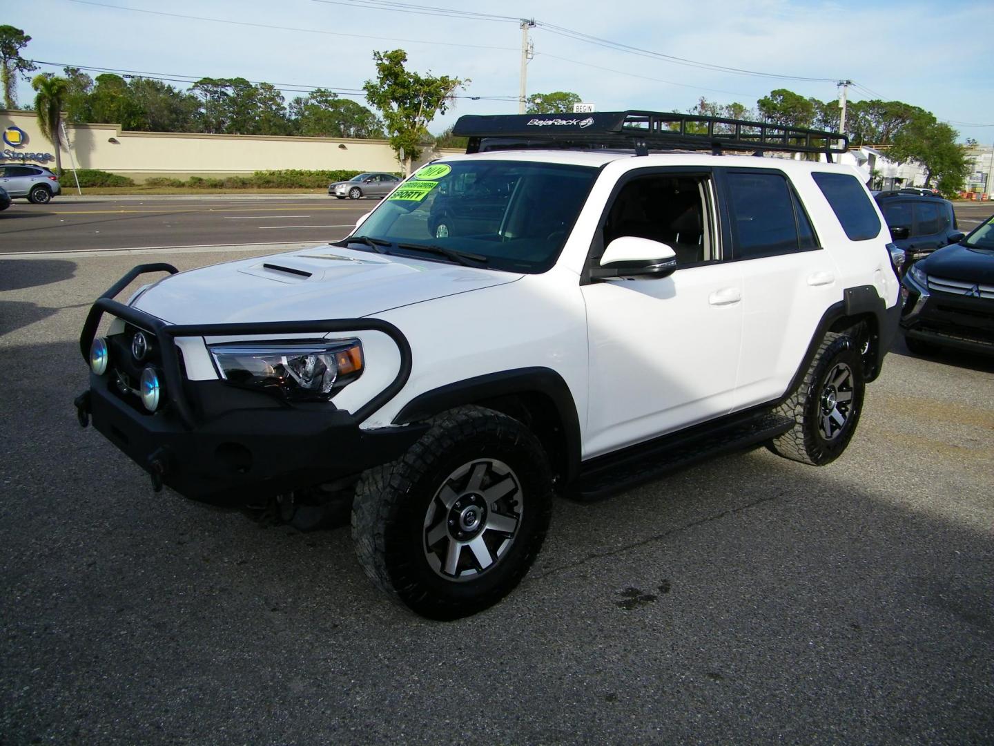 2019 White /Black Toyota 4Runner SR5 4WD (JTEBU5JR5K5) with an 4.0L V6 DOHC 24V engine, 5A transmission, located at 4000 Bee Ridge Road, Sarasota, FL, 34233, (941) 926-0300, 27.298664, -82.489151 - Photo#7