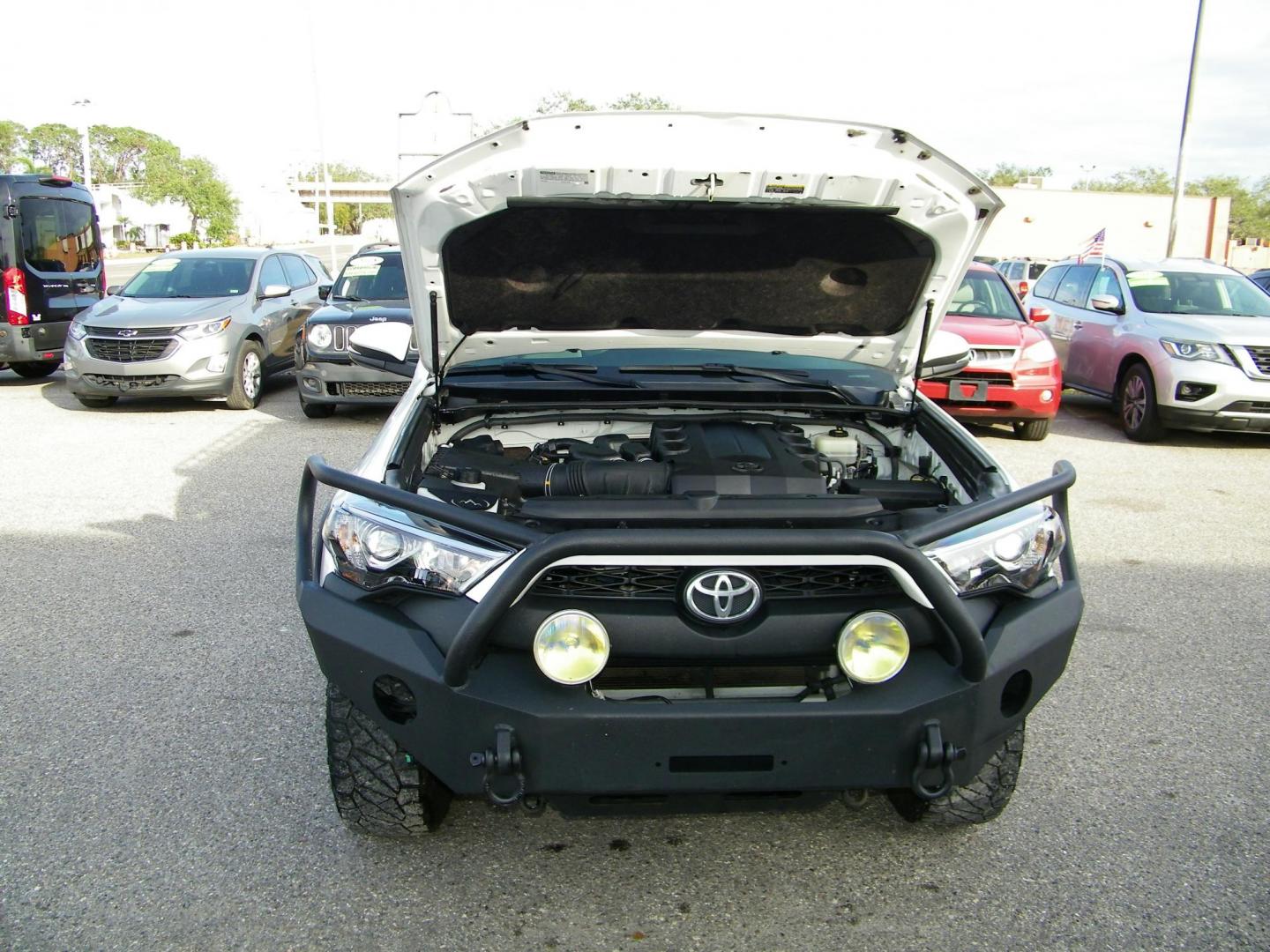 2019 White /Black Toyota 4Runner SR5 4WD (JTEBU5JR5K5) with an 4.0L V6 DOHC 24V engine, 5A transmission, located at 4000 Bee Ridge Road, Sarasota, FL, 34233, (941) 926-0300, 27.298664, -82.489151 - Photo#8
