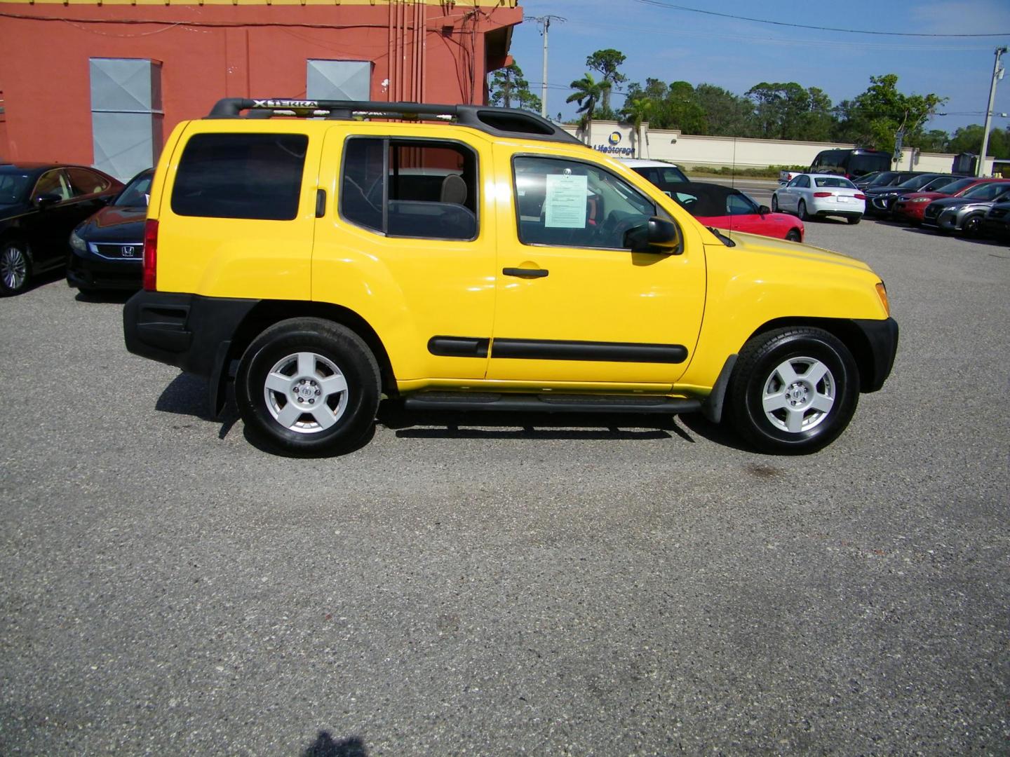 2005 Yellow /Gray Nissan Xterra 2WD (5N1AN08U85C) with an 4.0L V6 DOHC 24V engine, Automatic transmission, located at 4000 Bee Ridge Road, Sarasota, FL, 34233, (941) 926-0300, 27.298664, -82.489151 - Photo#6