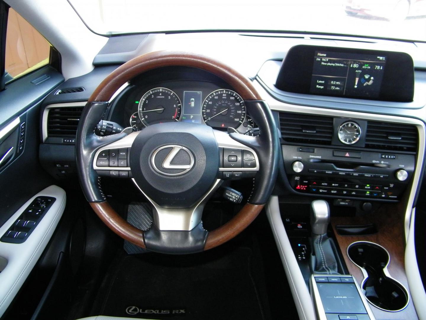 2022 White /Beige Lexus RX 350L FWD (JTJHZKEA5N2) with an 3.5L V6 DOHC 24V engine, 6A transmission, located at 4000 Bee Ridge Road, Sarasota, FL, 34233, (941) 926-0300, 27.298664, -82.489151 - Photo#10