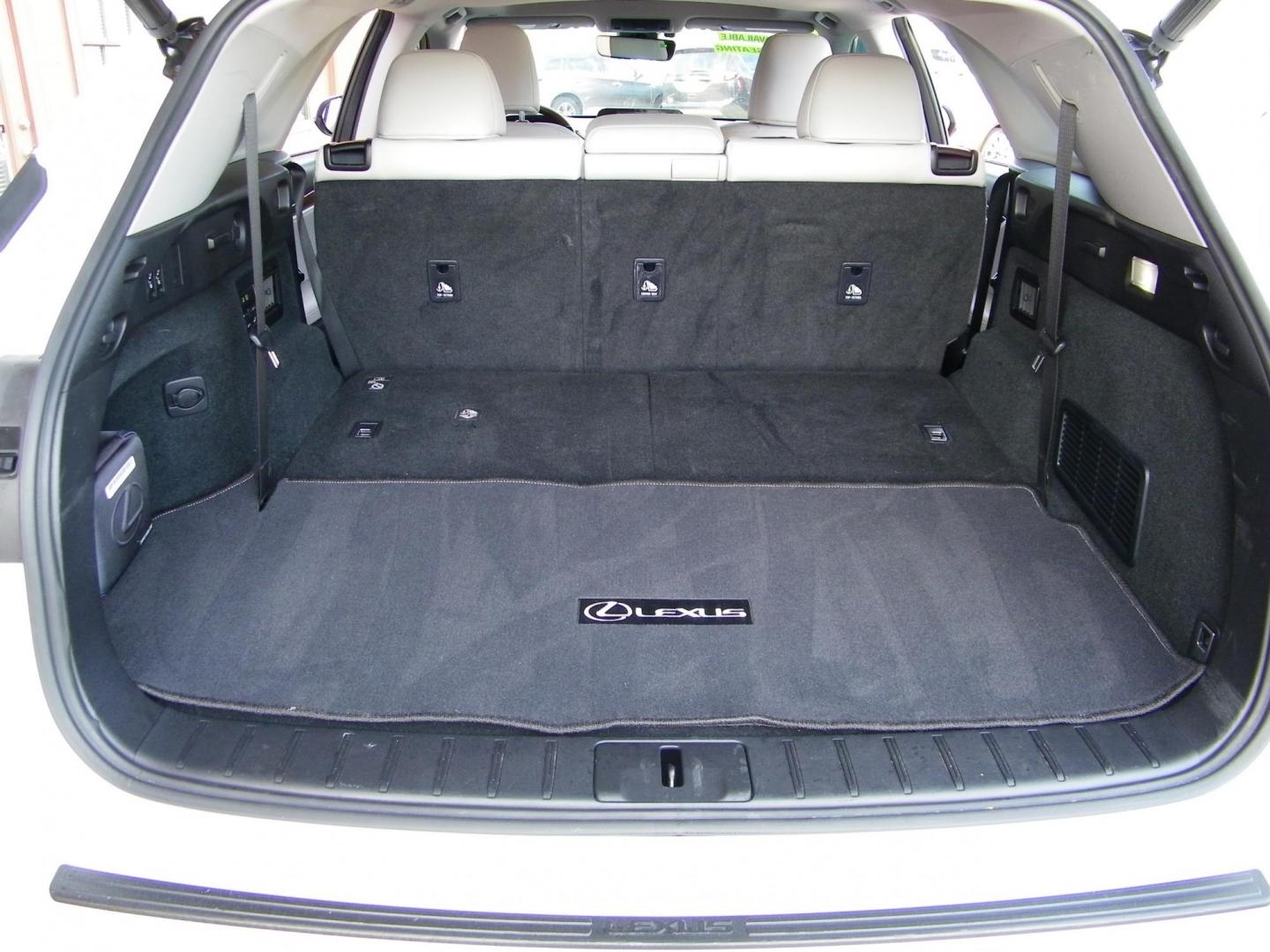 2022 White /Beige Lexus RX 350L FWD (JTJHZKEA5N2) with an 3.5L V6 DOHC 24V engine, 6A transmission, located at 4000 Bee Ridge Road, Sarasota, FL, 34233, (941) 926-0300, 27.298664, -82.489151 - Photo#11