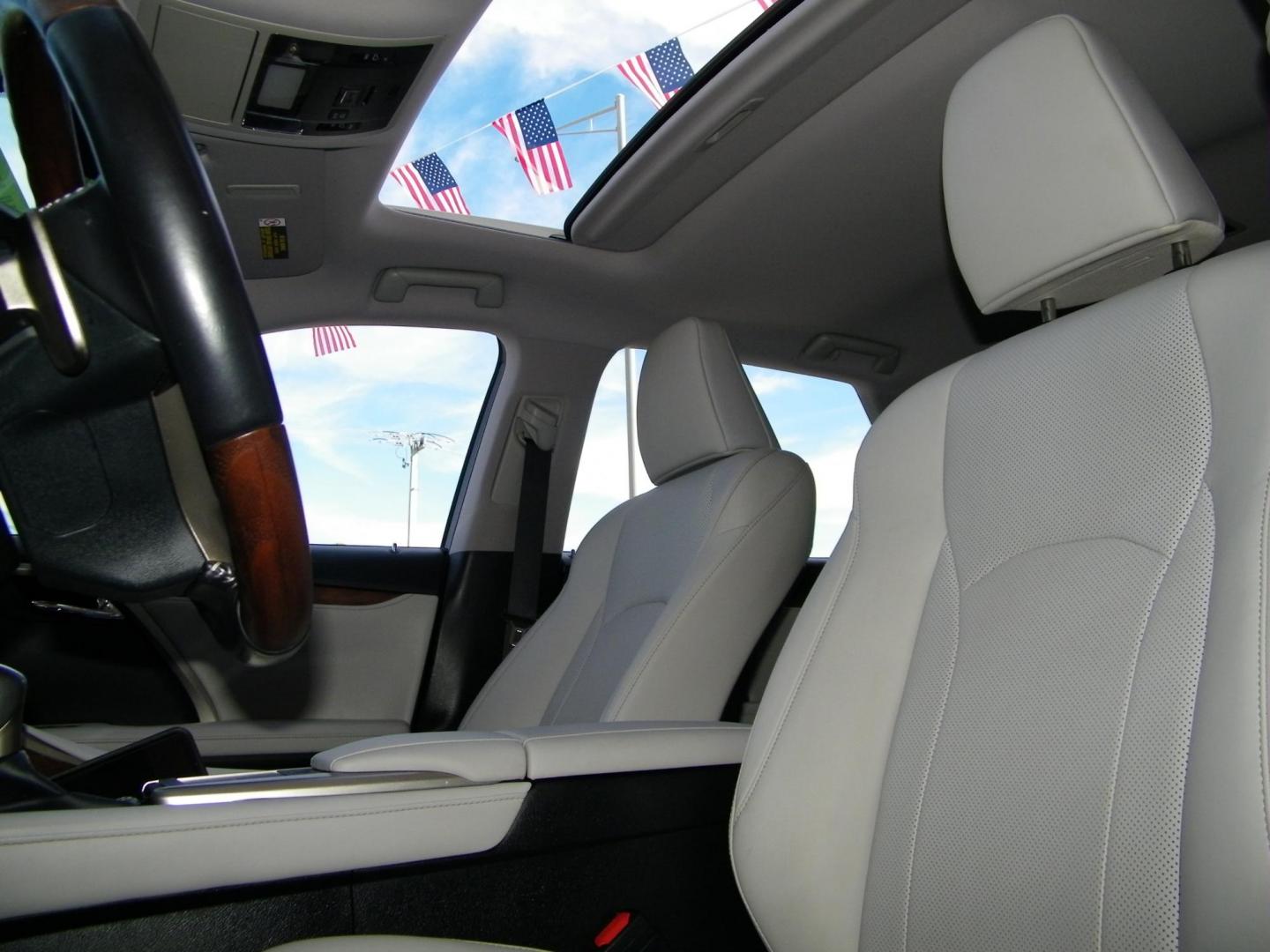 2022 White /Beige Lexus RX 350L FWD (JTJHZKEA5N2) with an 3.5L V6 DOHC 24V engine, 6A transmission, located at 4000 Bee Ridge Road, Sarasota, FL, 34233, (941) 926-0300, 27.298664, -82.489151 - Photo#7