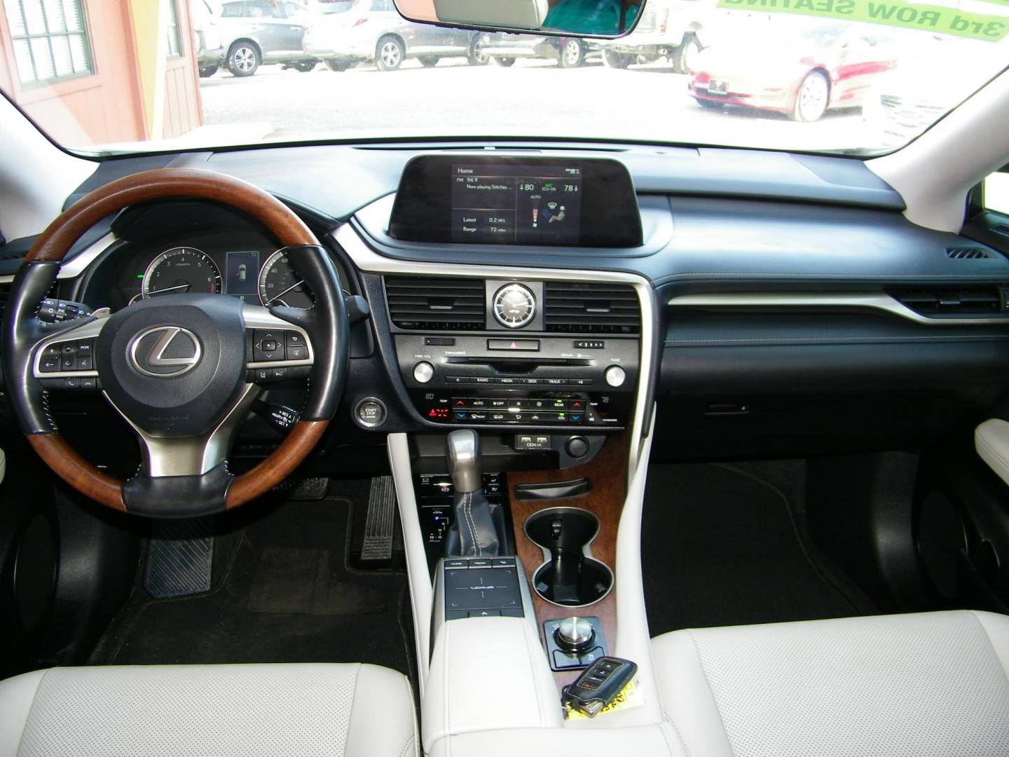 2022 White /Beige Lexus RX 350L FWD (JTJHZKEA5N2) with an 3.5L V6 DOHC 24V engine, 6A transmission, located at 4000 Bee Ridge Road, Sarasota, FL, 34233, (941) 926-0300, 27.298664, -82.489151 - Photo#9