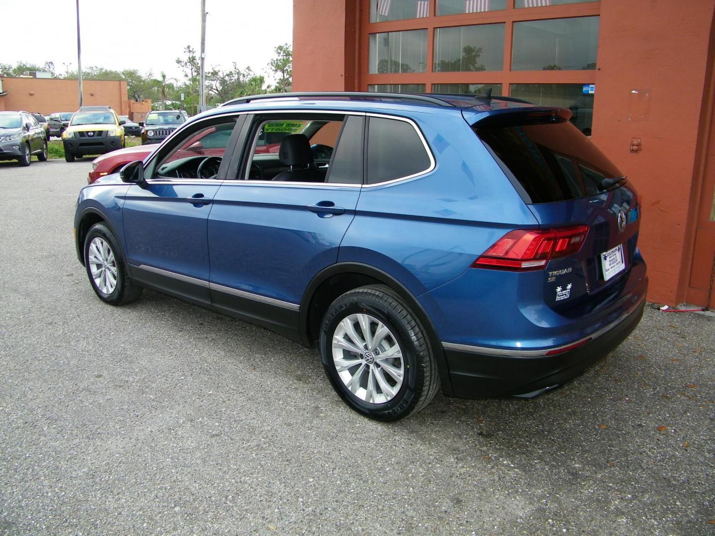 2018 Blue /Black Volkswagen Tiguan SE (3VV3B7AX7JM) with an 2.0L L4 DOHC 16V TURBO engine, 8A transmission, located at 4000 Bee Ridge Road, Sarasota, FL, 34233, (941) 926-0300, 27.298664, -82.489151 - Photo#4