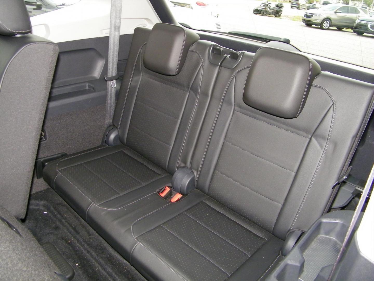 2018 Blue /Black Volkswagen Tiguan SE (3VV3B7AX7JM) with an 2.0L L4 DOHC 16V TURBO engine, 8A transmission, located at 4000 Bee Ridge Road, Sarasota, FL, 34233, (941) 926-0300, 27.298664, -82.489151 - Photo#15