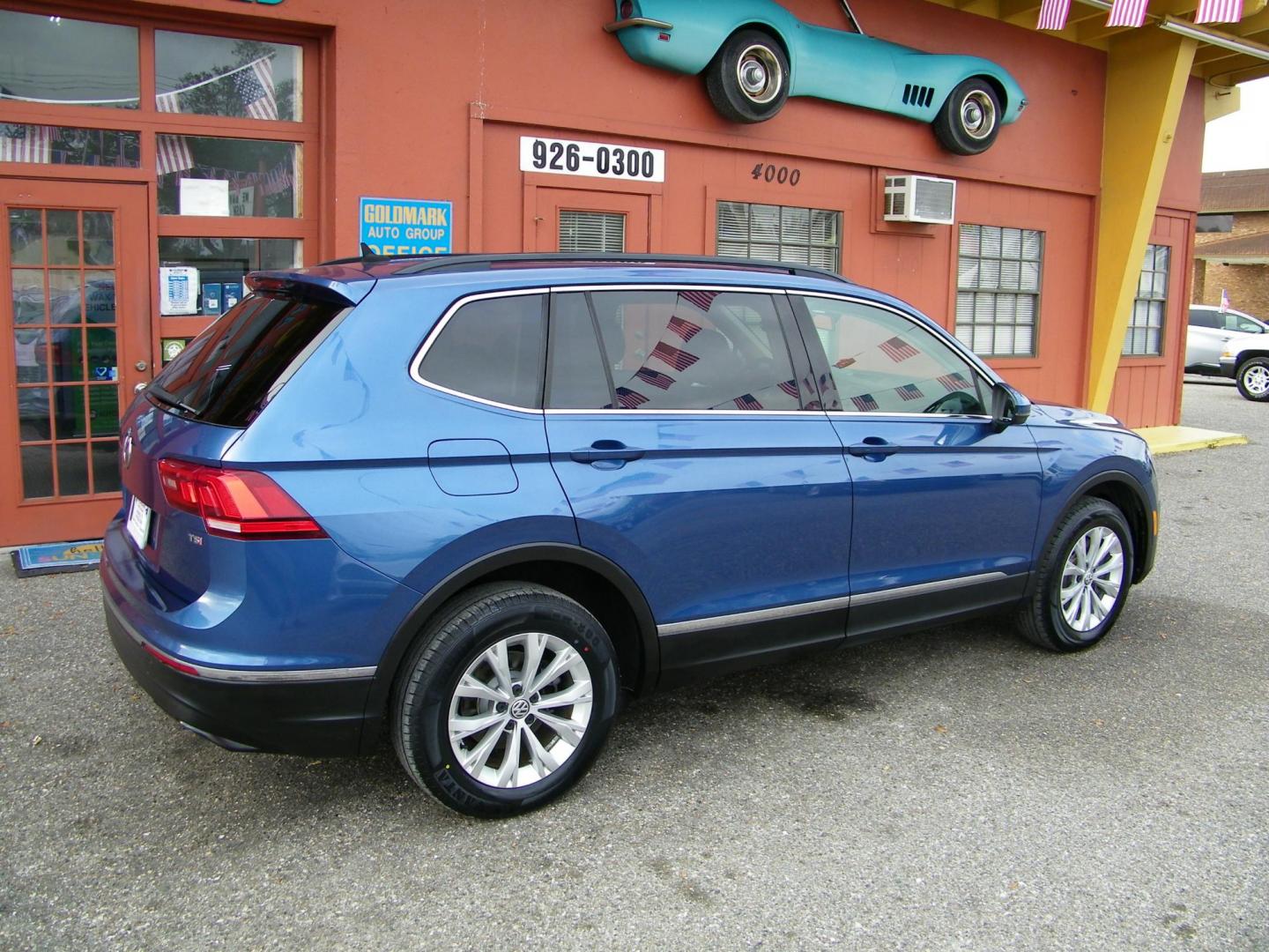 2018 Blue /Black Volkswagen Tiguan SE (3VV3B7AX7JM) with an 2.0L L4 DOHC 16V TURBO engine, 8A transmission, located at 4000 Bee Ridge Road, Sarasota, FL, 34233, (941) 926-0300, 27.298664, -82.489151 - Photo#5