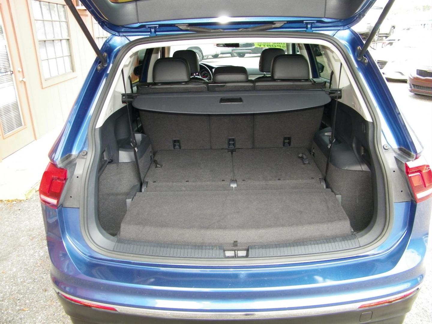 2018 Blue /Black Volkswagen Tiguan SE (3VV3B7AX7JM) with an 2.0L L4 DOHC 16V TURBO engine, 8A transmission, located at 4000 Bee Ridge Road, Sarasota, FL, 34233, (941) 926-0300, 27.298664, -82.489151 - Photo#7