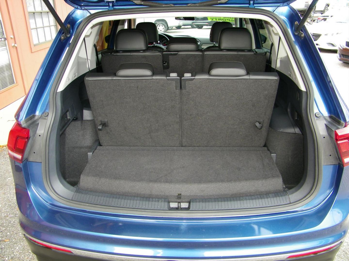 2018 Blue /Black Volkswagen Tiguan SE (3VV3B7AX7JM) with an 2.0L L4 DOHC 16V TURBO engine, 8A transmission, located at 4000 Bee Ridge Road, Sarasota, FL, 34233, (941) 926-0300, 27.298664, -82.489151 - Photo#8