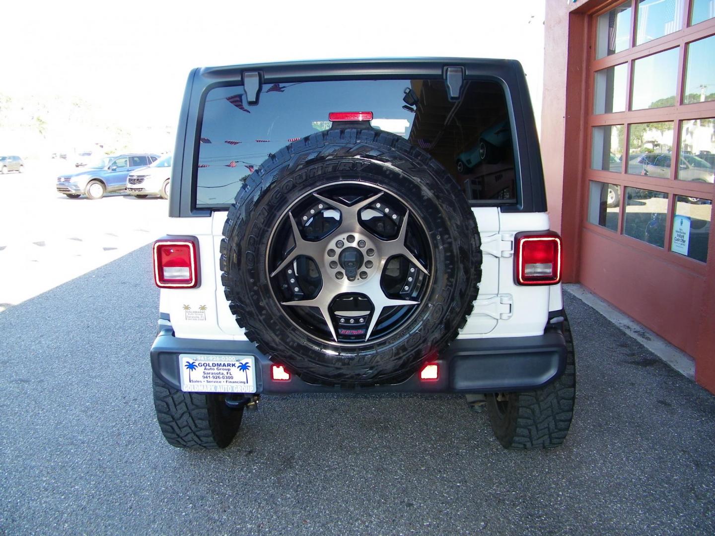 2019 White /Black Jeep Wrangler Unlimited Sahara (1C4HJXEG6KW) with an 3.6L V6 DOHC 24V FFV engine, 6A transmission, located at 4000 Bee Ridge Road, Sarasota, FL, 34233, (941) 926-0300, 27.298664, -82.489151 - Photo#4