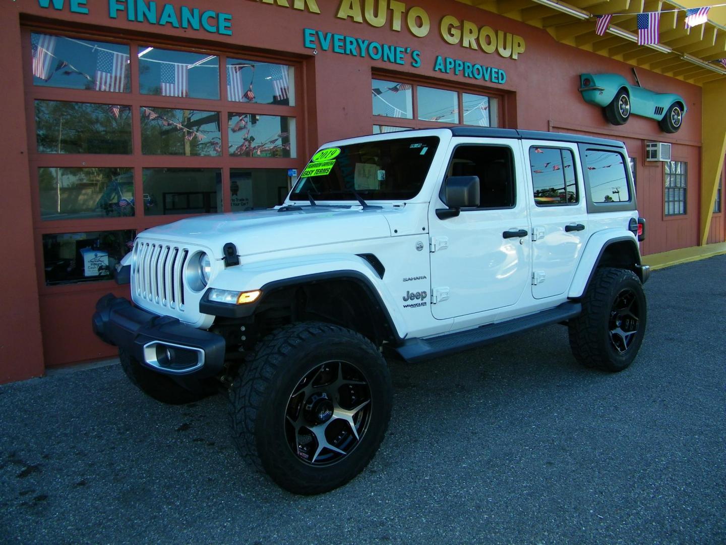 2019 White /Black Jeep Wrangler Unlimited Sahara (1C4HJXEG6KW) with an 3.6L V6 DOHC 24V FFV engine, 6A transmission, located at 4000 Bee Ridge Road, Sarasota, FL, 34233, (941) 926-0300, 27.298664, -82.489151 - Photo#1
