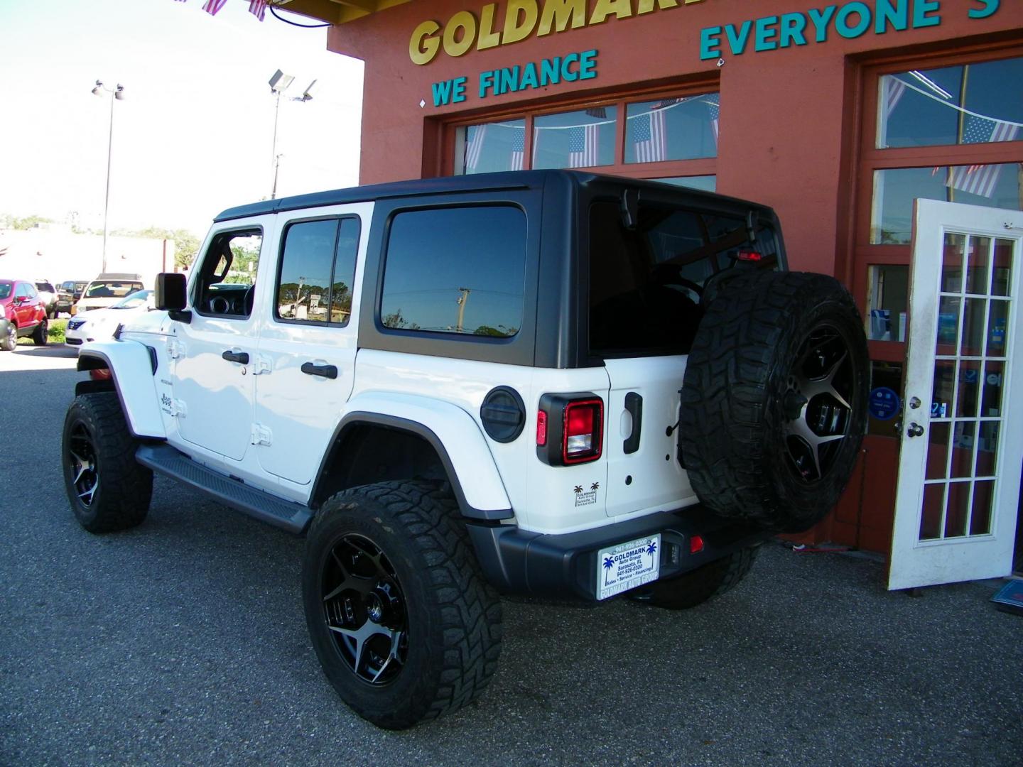 2019 White /Black Jeep Wrangler Unlimited Sahara (1C4HJXEG6KW) with an 3.6L V6 DOHC 24V FFV engine, 6A transmission, located at 4000 Bee Ridge Road, Sarasota, FL, 34233, (941) 926-0300, 27.298664, -82.489151 - Photo#2