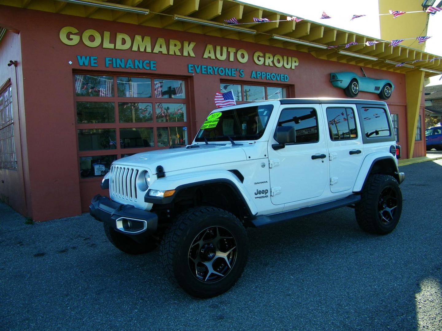 2019 White /Black Jeep Wrangler Unlimited Sahara (1C4HJXEG6KW) with an 3.6L V6 DOHC 24V FFV engine, 6A transmission, located at 4000 Bee Ridge Road, Sarasota, FL, 34233, (941) 926-0300, 27.298664, -82.489151 - Photo#0