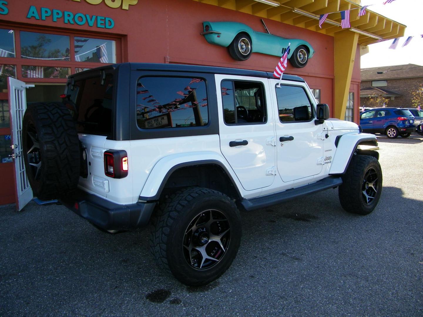 2019 White /Black Jeep Wrangler Unlimited Sahara (1C4HJXEG6KW) with an 3.6L V6 DOHC 24V FFV engine, 6A transmission, located at 4000 Bee Ridge Road, Sarasota, FL, 34233, (941) 926-0300, 27.298664, -82.489151 - Photo#3