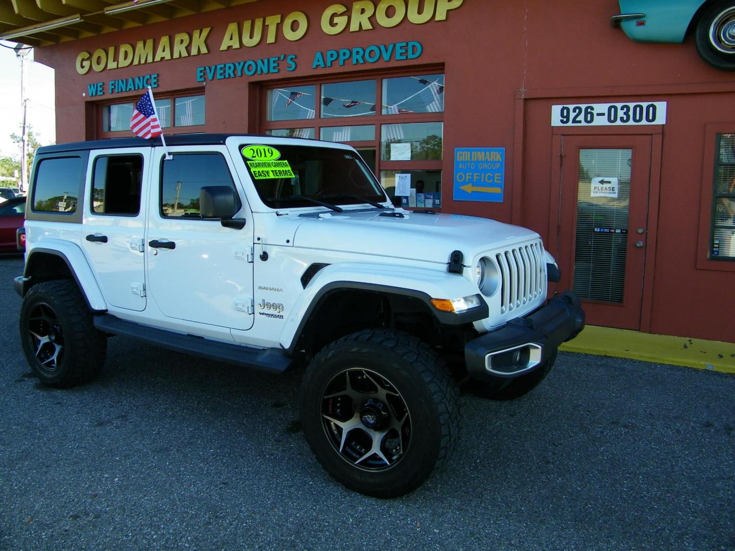 2019 White /Black Jeep Wrangler Unlimited Sahara (1C4HJXEG6KW) with an 3.6L V6 DOHC 24V FFV engine, 6A transmission, located at 4000 Bee Ridge Road, Sarasota, FL, 34233, (941) 926-0300, 27.298664, -82.489151 - Photo#6