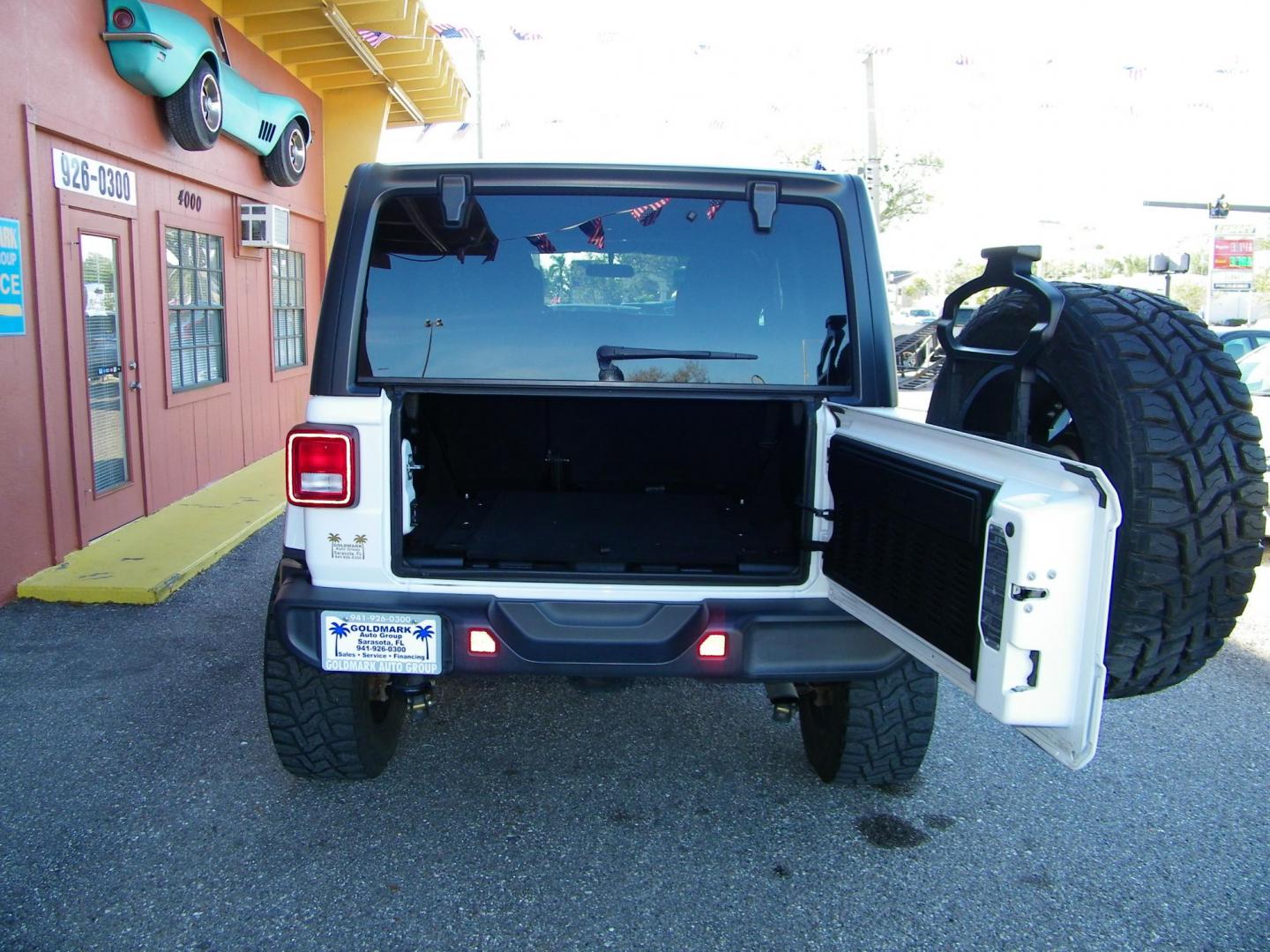2019 White /Black Jeep Wrangler Unlimited Sahara (1C4HJXEG6KW) with an 3.6L V6 DOHC 24V FFV engine, 6A transmission, located at 4000 Bee Ridge Road, Sarasota, FL, 34233, (941) 926-0300, 27.298664, -82.489151 - Photo#7
