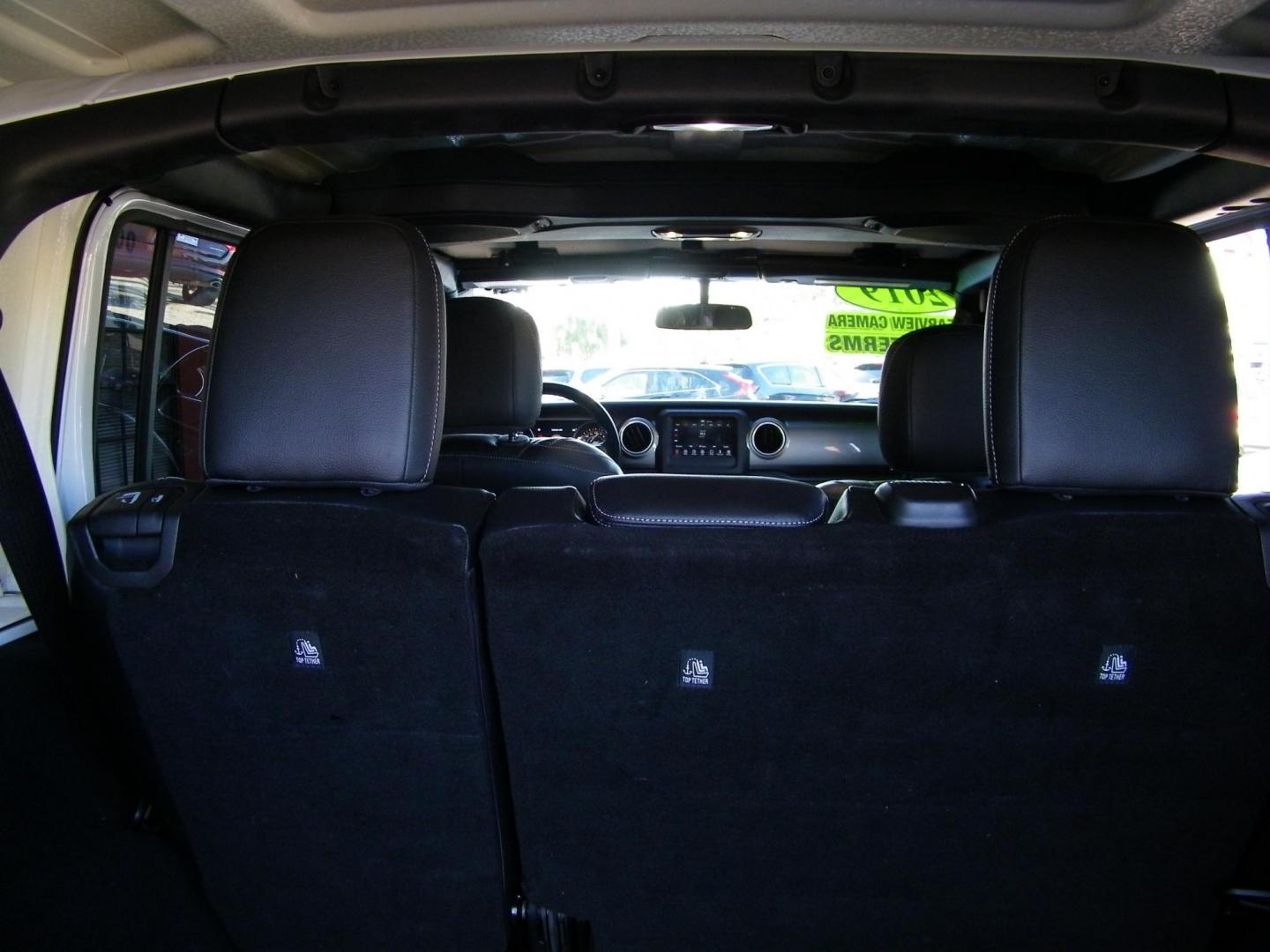 2019 White /Black Jeep Wrangler Unlimited Sahara (1C4HJXEG6KW) with an 3.6L V6 DOHC 24V FFV engine, 6A transmission, located at 4000 Bee Ridge Road, Sarasota, FL, 34233, (941) 926-0300, 27.298664, -82.489151 - Photo#9