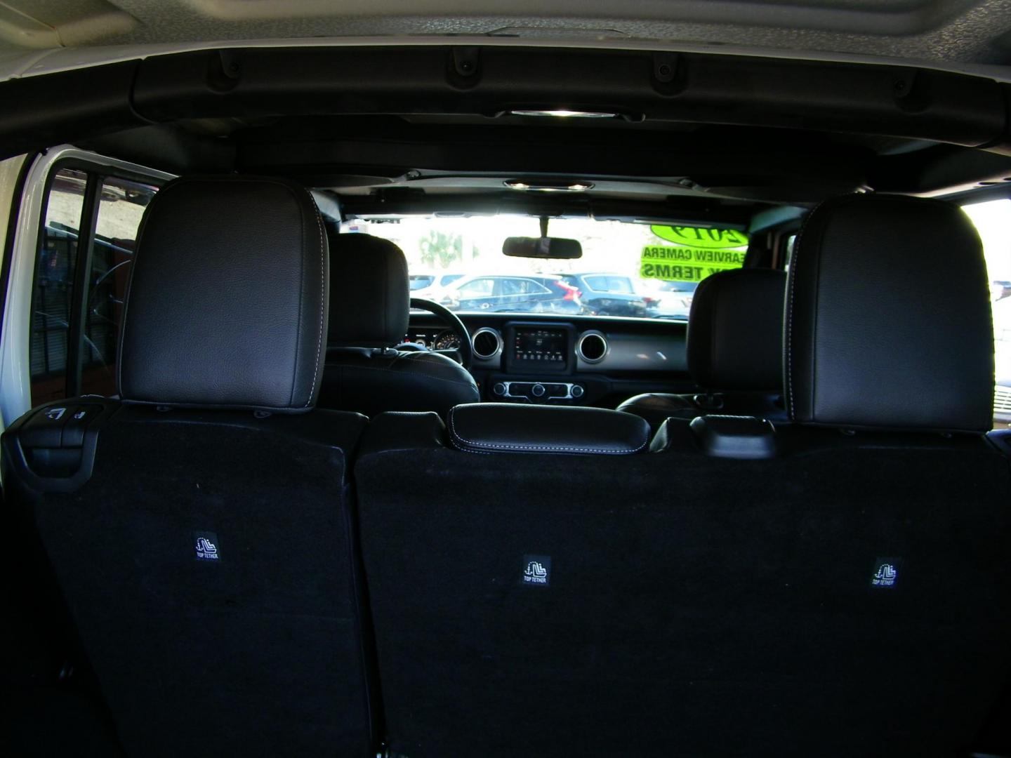 2019 White /Black Jeep Wrangler Unlimited Sahara (1C4HJXEG6KW) with an 3.6L V6 DOHC 24V FFV engine, 6A transmission, located at 4000 Bee Ridge Road, Sarasota, FL, 34233, (941) 926-0300, 27.298664, -82.489151 - Photo#10