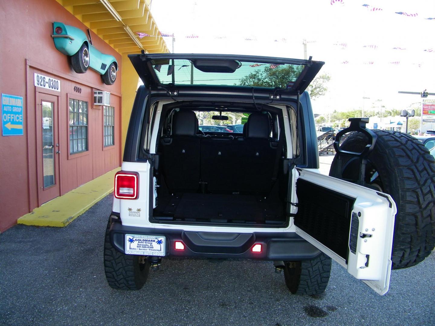 2019 White /Black Jeep Wrangler Unlimited Sahara (1C4HJXEG6KW) with an 3.6L V6 DOHC 24V FFV engine, 6A transmission, located at 4000 Bee Ridge Road, Sarasota, FL, 34233, (941) 926-0300, 27.298664, -82.489151 - Photo#8
