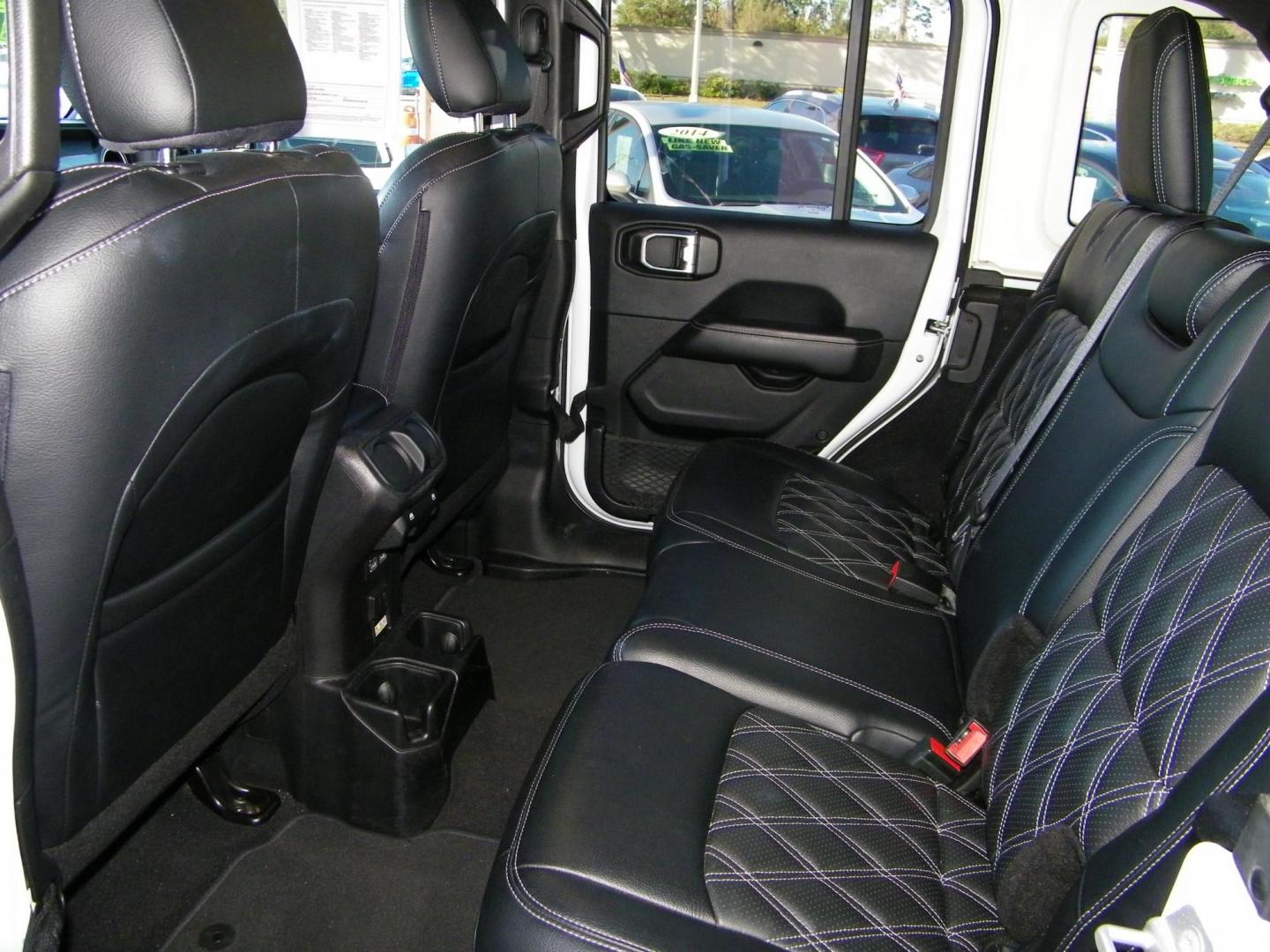 2019 White /Black Jeep Wrangler Unlimited Sahara (1C4HJXEG6KW) with an 3.6L V6 DOHC 24V FFV engine, 6A transmission, located at 4000 Bee Ridge Road, Sarasota, FL, 34233, (941) 926-0300, 27.298664, -82.489151 - Photo#12