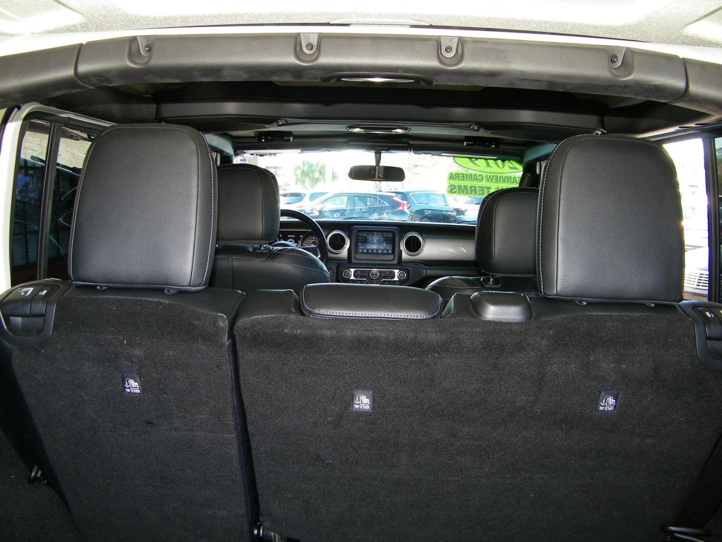 2019 White /Black Jeep Wrangler Unlimited Sahara (1C4HJXEG6KW) with an 3.6L V6 DOHC 24V FFV engine, 6A transmission, located at 4000 Bee Ridge Road, Sarasota, FL, 34233, (941) 926-0300, 27.298664, -82.489151 - Photo#11