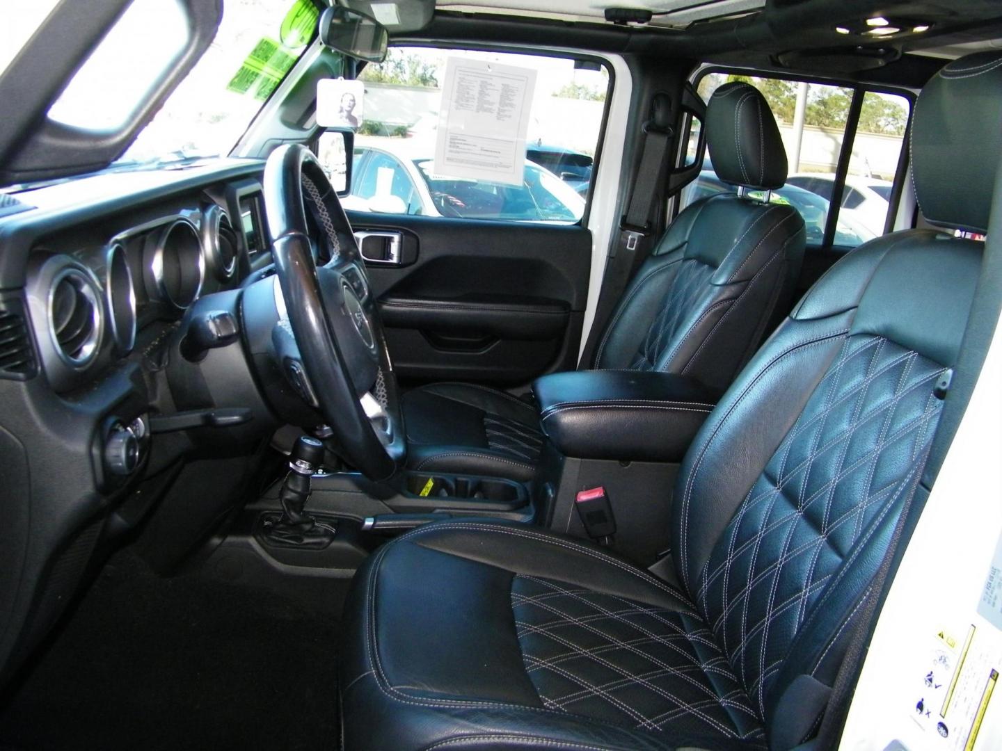 2019 White /Black Jeep Wrangler Unlimited Sahara (1C4HJXEG6KW) with an 3.6L V6 DOHC 24V FFV engine, 6A transmission, located at 4000 Bee Ridge Road, Sarasota, FL, 34233, (941) 926-0300, 27.298664, -82.489151 - Photo#13