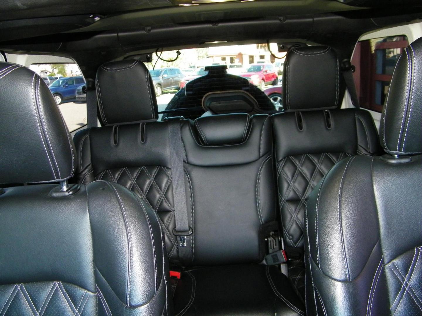 2019 White /Black Jeep Wrangler Unlimited Sahara (1C4HJXEG6KW) with an 3.6L V6 DOHC 24V FFV engine, 6A transmission, located at 4000 Bee Ridge Road, Sarasota, FL, 34233, (941) 926-0300, 27.298664, -82.489151 - Photo#14