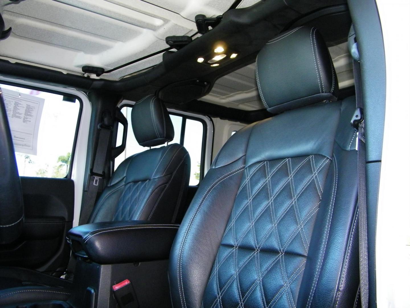 2019 White /Black Jeep Wrangler Unlimited Sahara (1C4HJXEG6KW) with an 3.6L V6 DOHC 24V FFV engine, 6A transmission, located at 4000 Bee Ridge Road, Sarasota, FL, 34233, (941) 926-0300, 27.298664, -82.489151 - Photo#15