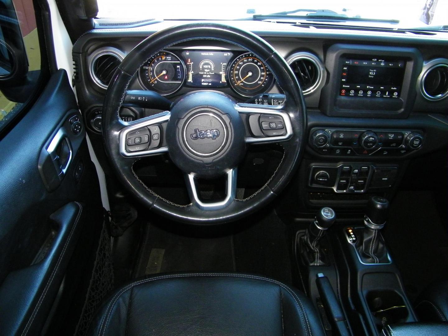 2019 White /Black Jeep Wrangler Unlimited Sahara (1C4HJXEG6KW) with an 3.6L V6 DOHC 24V FFV engine, 6A transmission, located at 4000 Bee Ridge Road, Sarasota, FL, 34233, (941) 926-0300, 27.298664, -82.489151 - Photo#17