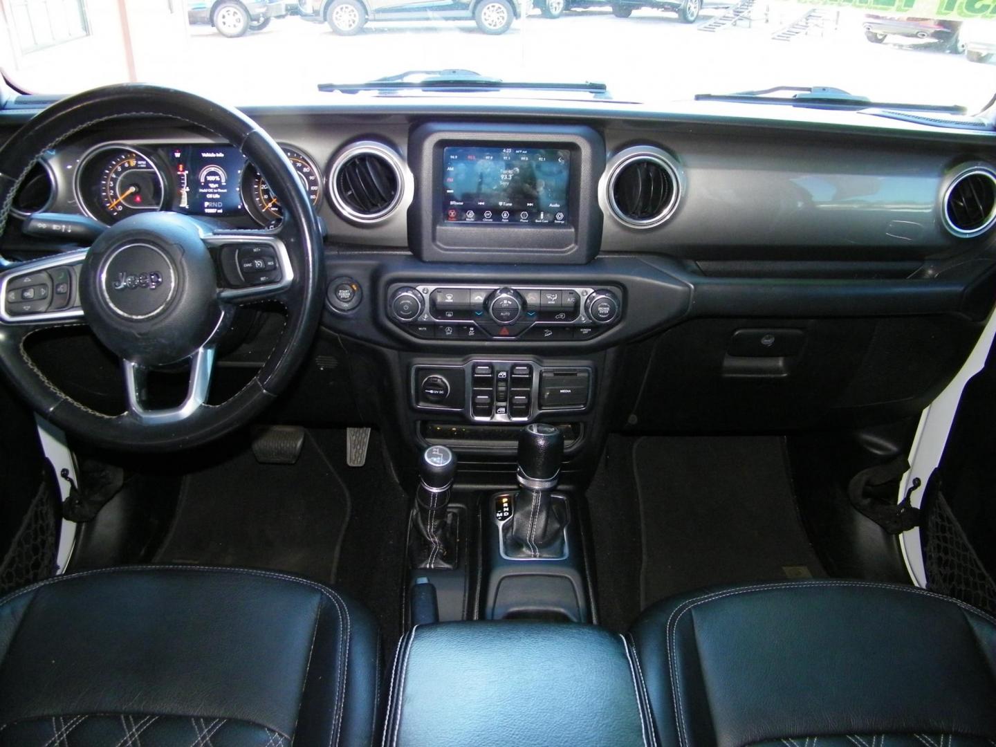 2019 White /Black Jeep Wrangler Unlimited Sahara (1C4HJXEG6KW) with an 3.6L V6 DOHC 24V FFV engine, 6A transmission, located at 4000 Bee Ridge Road, Sarasota, FL, 34233, (941) 926-0300, 27.298664, -82.489151 - Photo#16