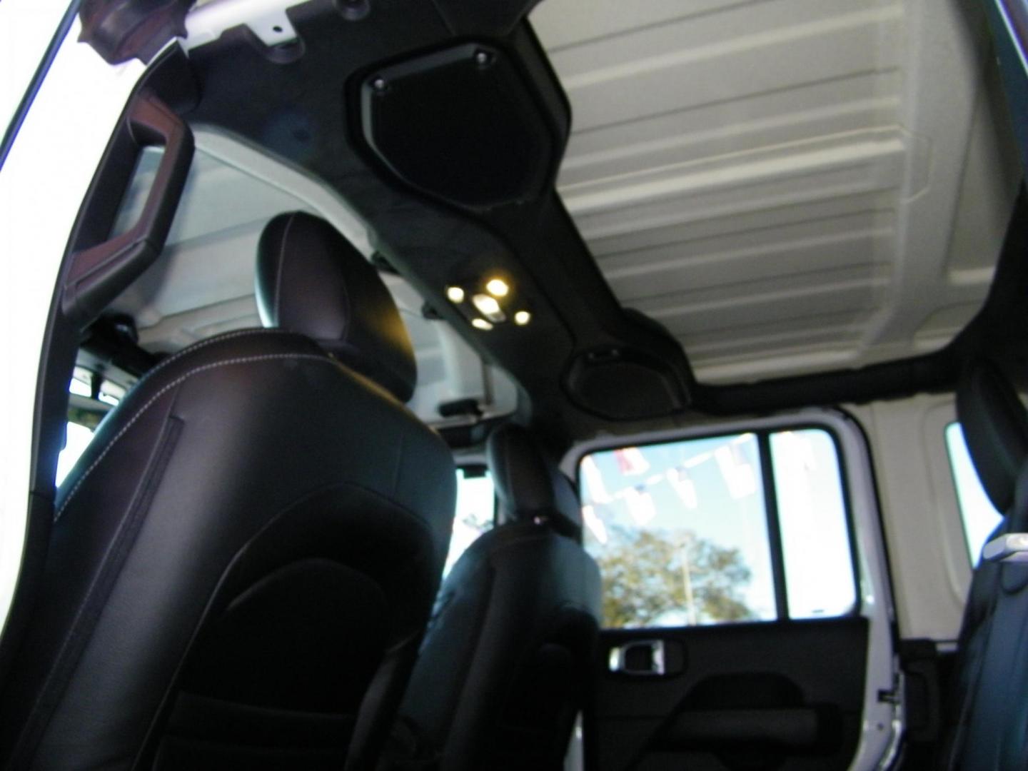 2019 White /Black Jeep Wrangler Unlimited Sahara (1C4HJXEG6KW) with an 3.6L V6 DOHC 24V FFV engine, 6A transmission, located at 4000 Bee Ridge Road, Sarasota, FL, 34233, (941) 926-0300, 27.298664, -82.489151 - Photo#18