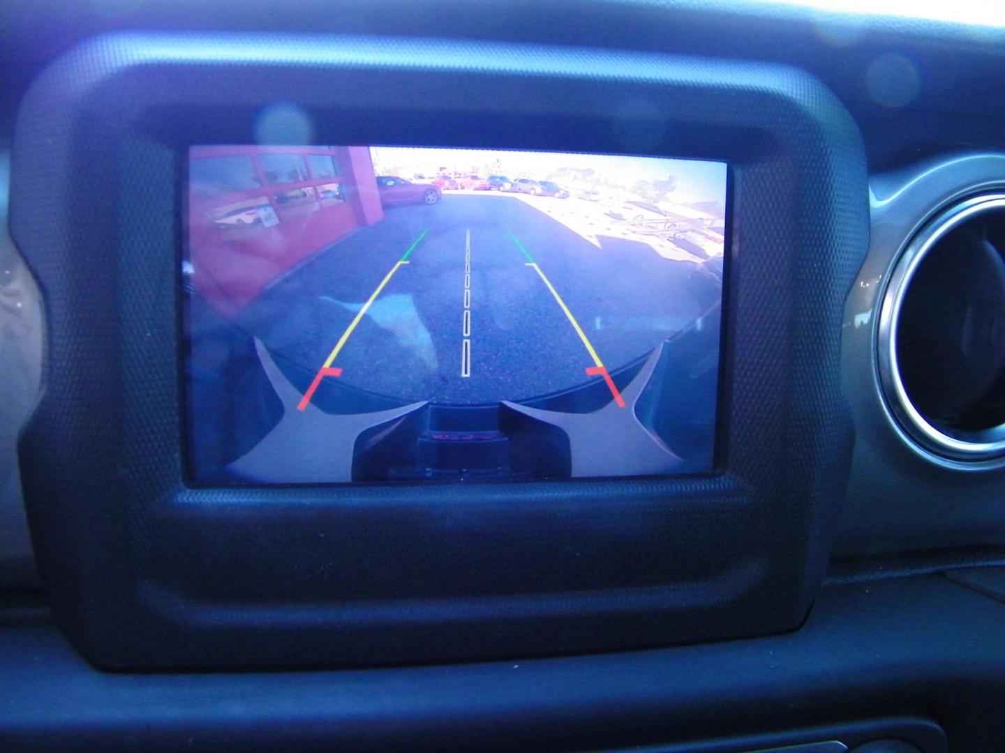 2019 White /Black Jeep Wrangler Unlimited Sahara (1C4HJXEG6KW) with an 3.6L V6 DOHC 24V FFV engine, 6A transmission, located at 4000 Bee Ridge Road, Sarasota, FL, 34233, (941) 926-0300, 27.298664, -82.489151 - Photo#19