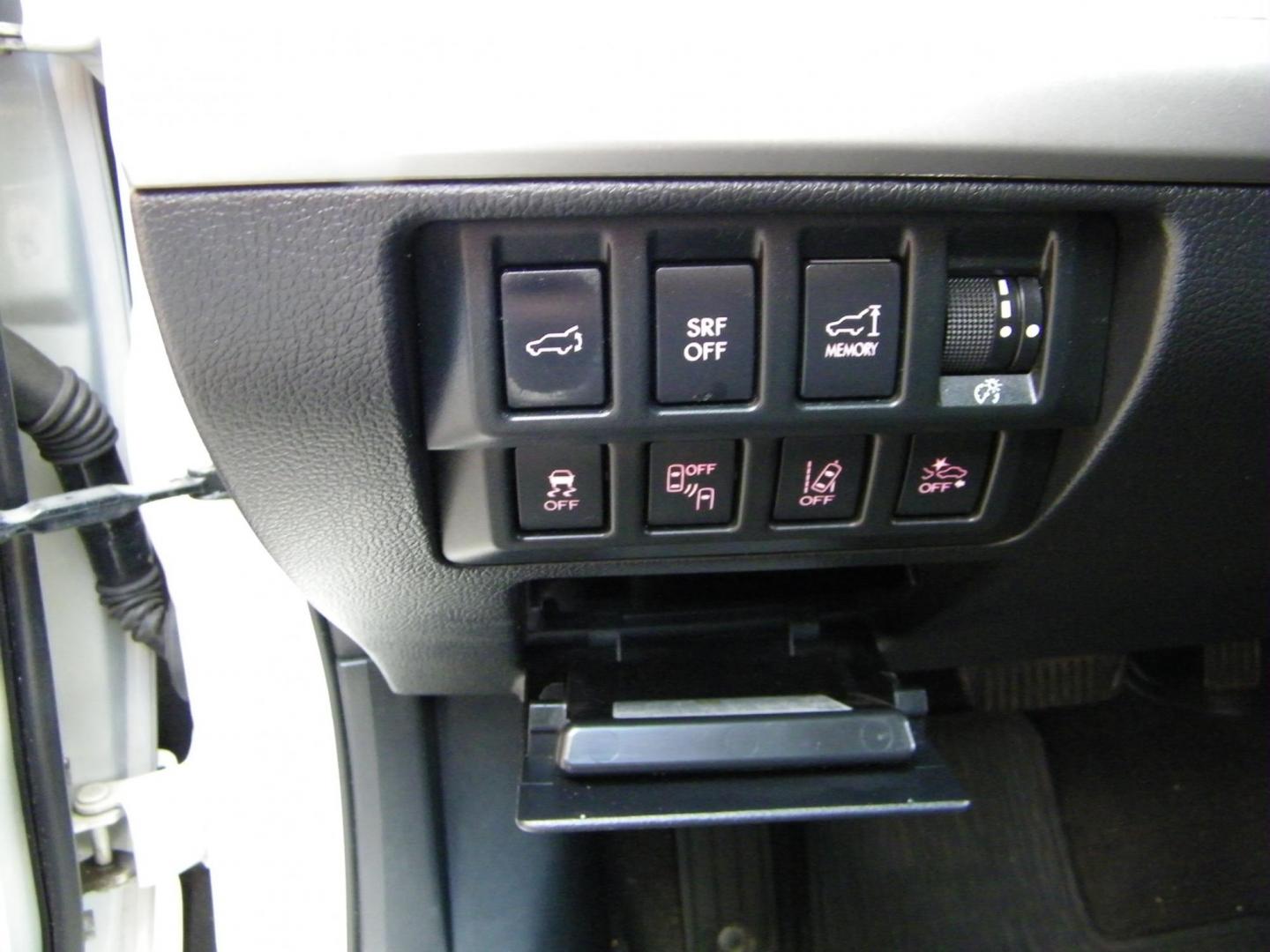 2015 White /Grey Subaru Outback 2.5i Premium (4S4BSBFC0F3) with an 2.5L H4 DOHC 16V engine, 6-Speed Automatic transmission, located at 4000 Bee Ridge Road, Sarasota, FL, 34233, (941) 926-0300, 27.298664, -82.489151 - Photo#19