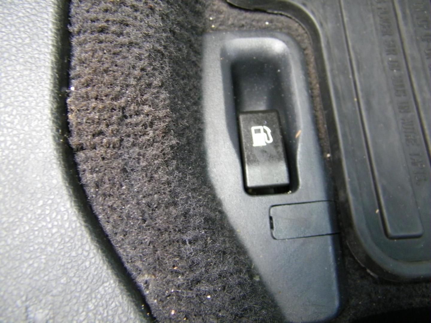 2015 White /Grey Subaru Outback 2.5i Premium (4S4BSBFC0F3) with an 2.5L H4 DOHC 16V engine, 6-Speed Automatic transmission, located at 4000 Bee Ridge Road, Sarasota, FL, 34233, (941) 926-0300, 27.298664, -82.489151 - Photo#20